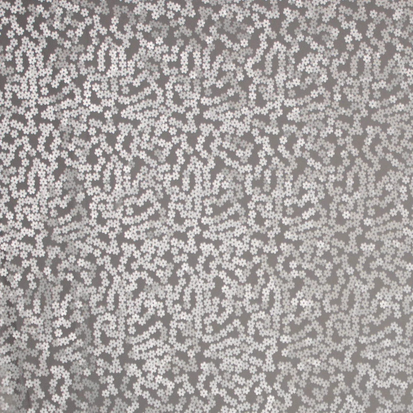 Tule met kleine witte bloemetjespailletten.