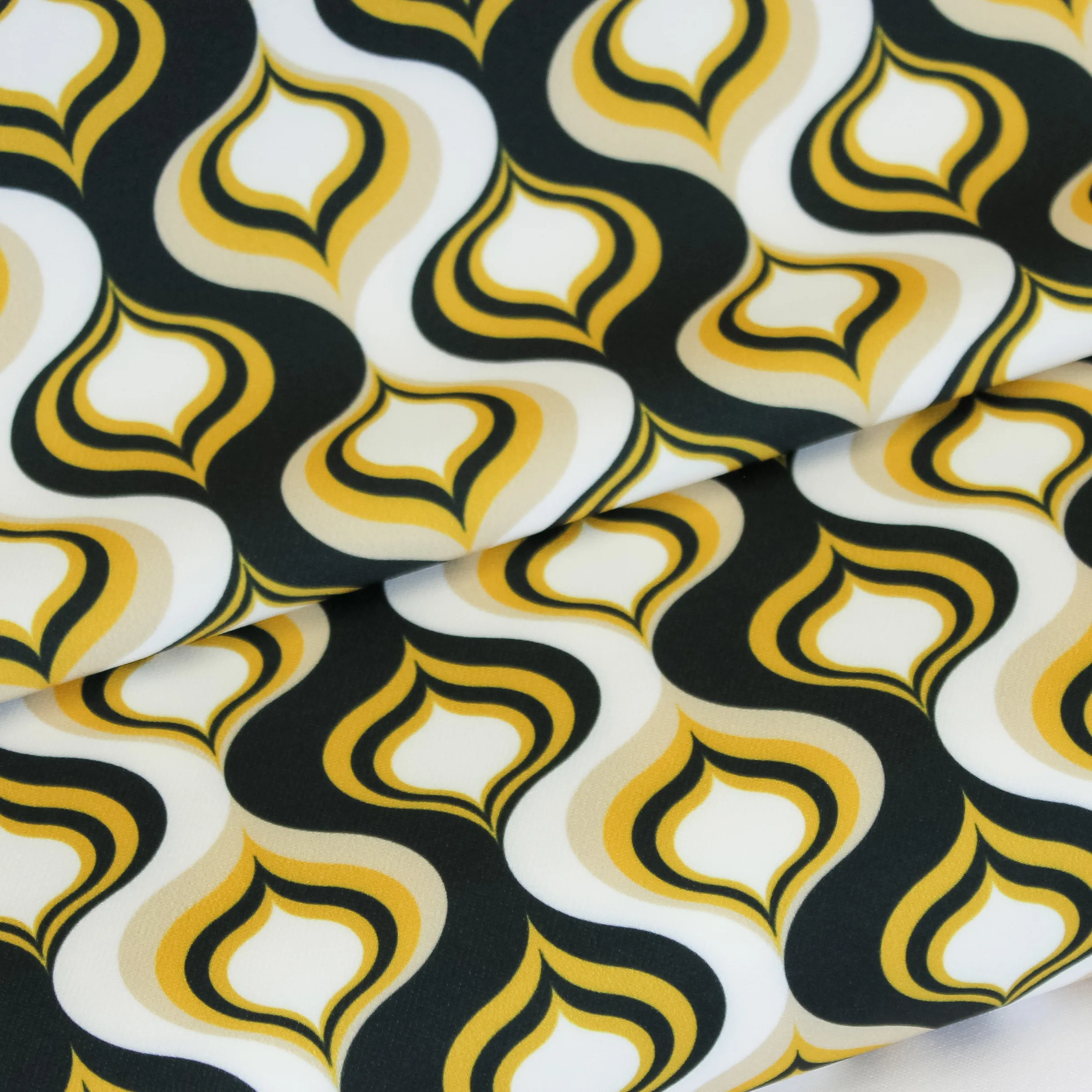 Polyester stretch met zwart / geel golvend retro patroon