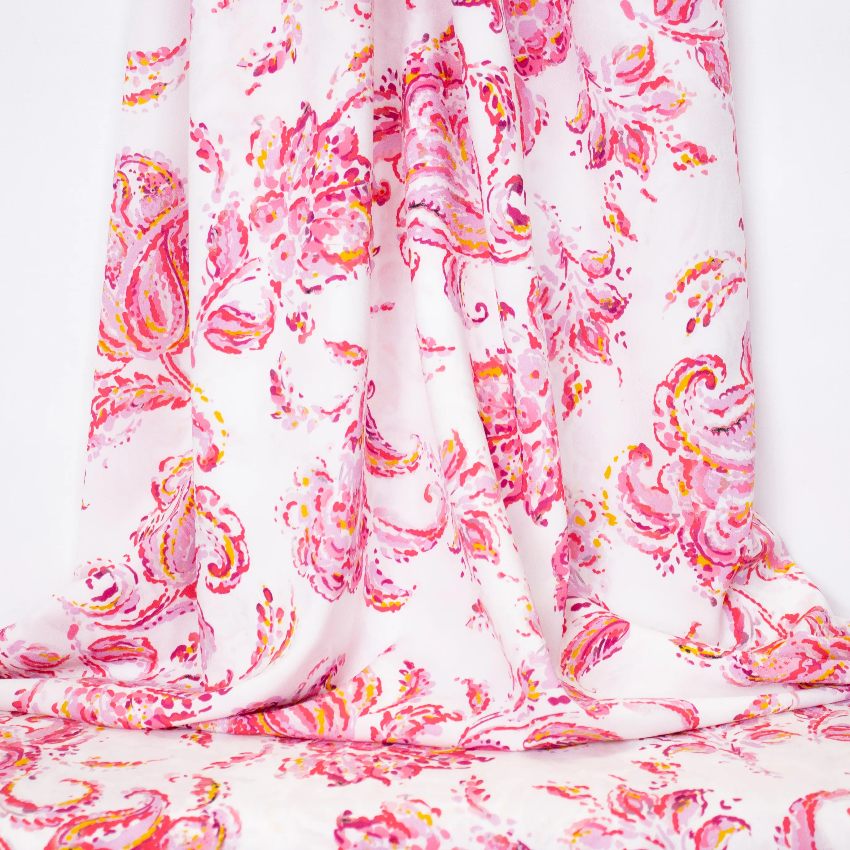Witte crêpe met roze bloemen