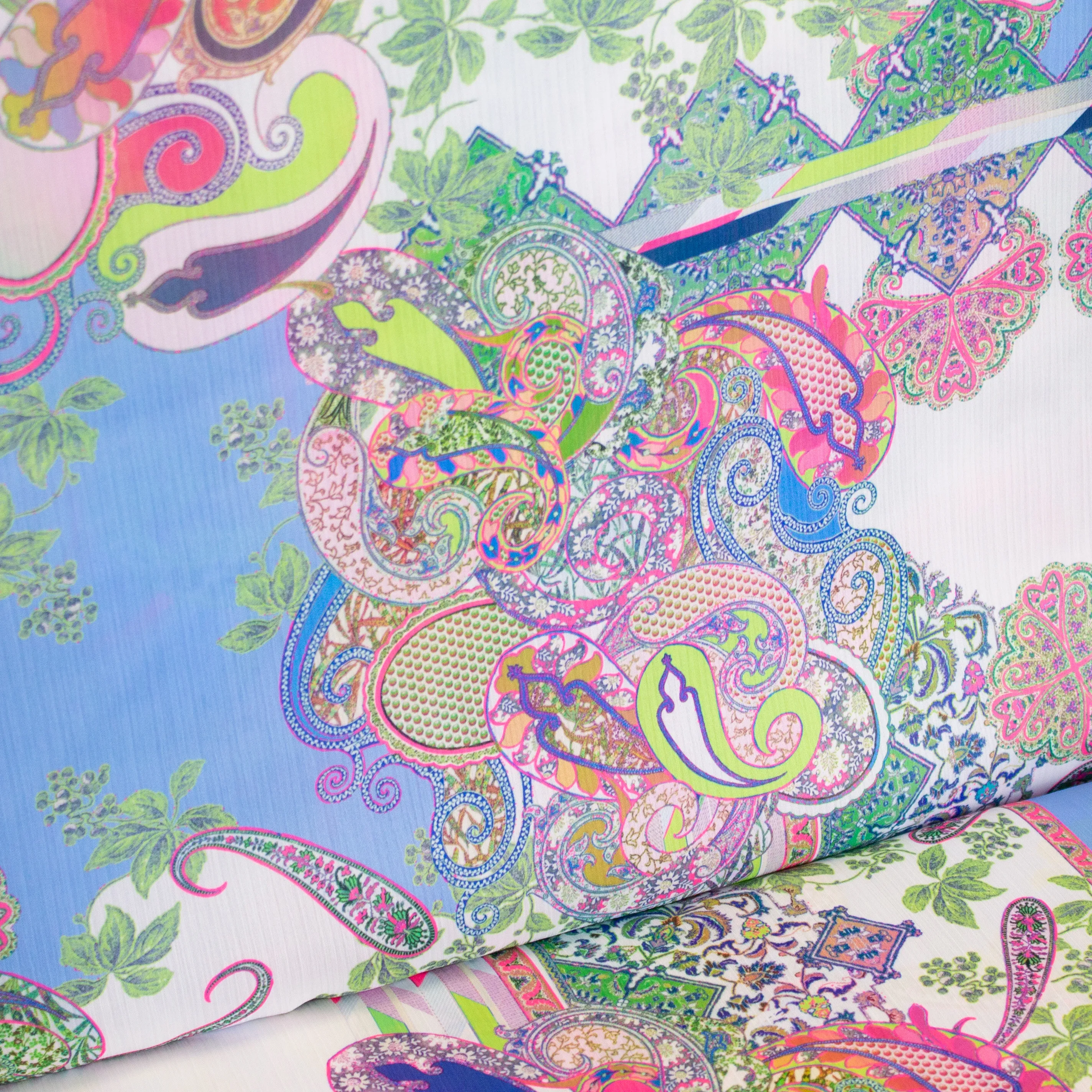 Witte polyester met paisley motief