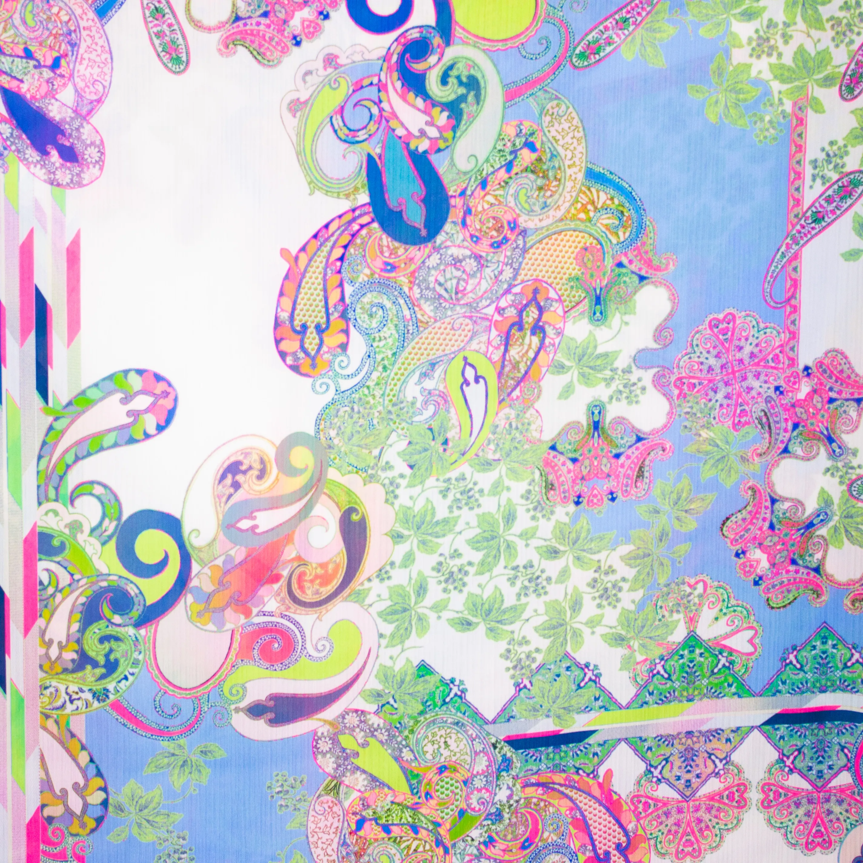 Witte polyester met paisley motief