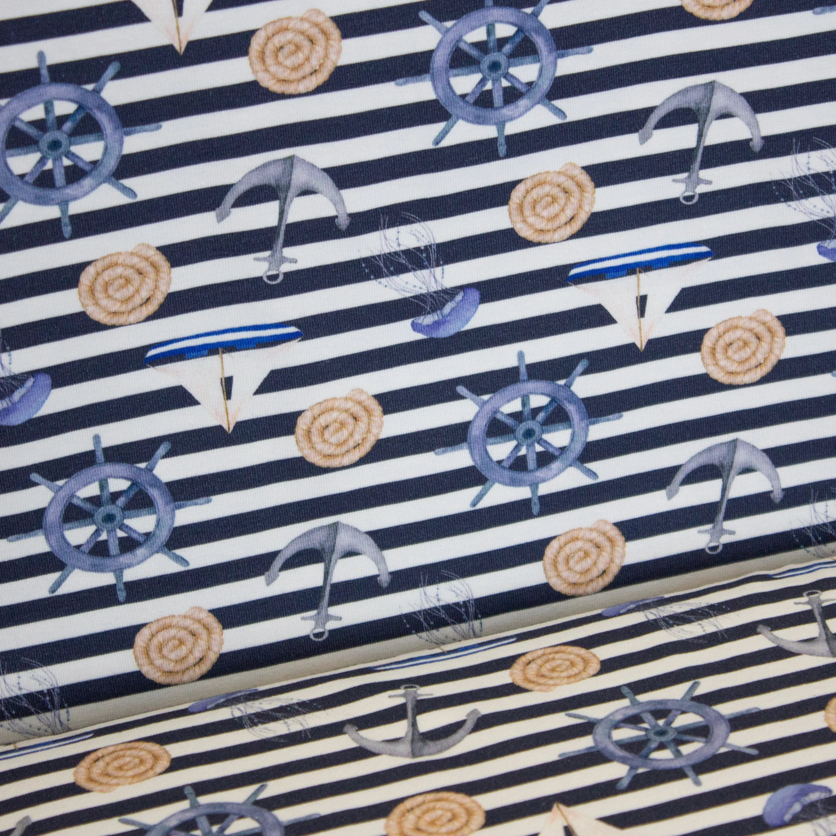 Blauw gestreepte katoentricot met ankers, boten en schelpen