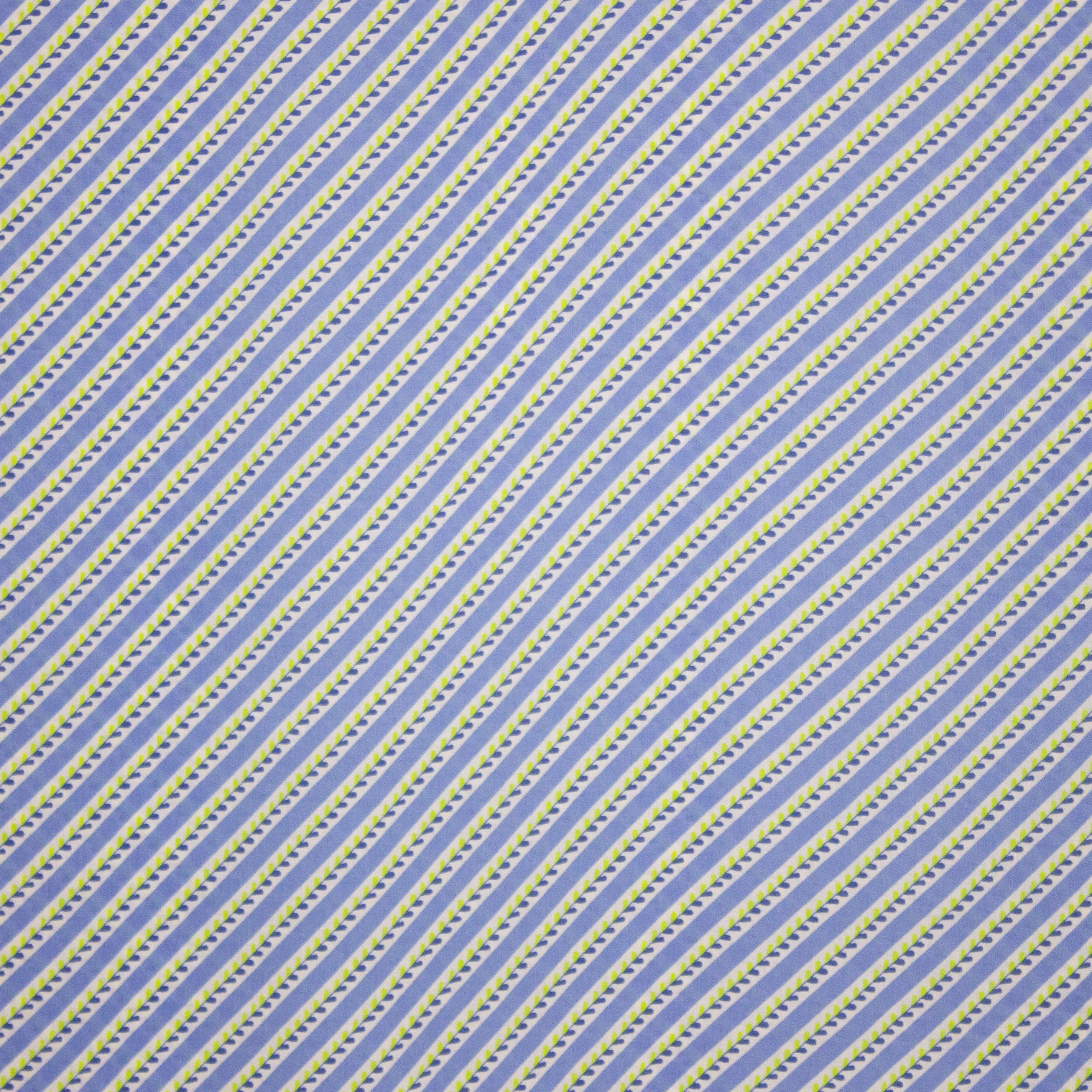Blauw / wit schuin gestreepte viscose met fijn blaadjes patroon