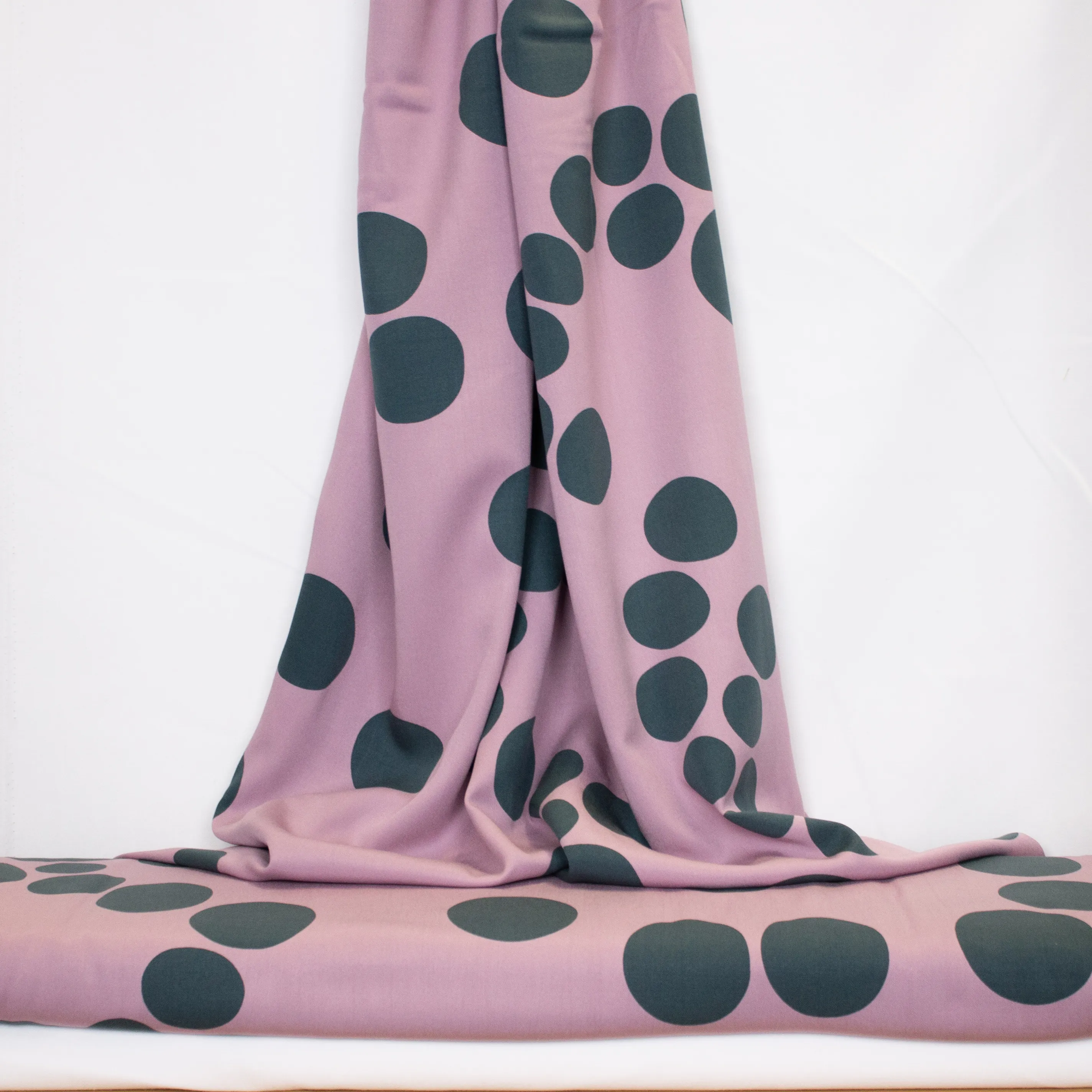Lila ecologische viscose met donkerblauwe bollen - Mind The Maker