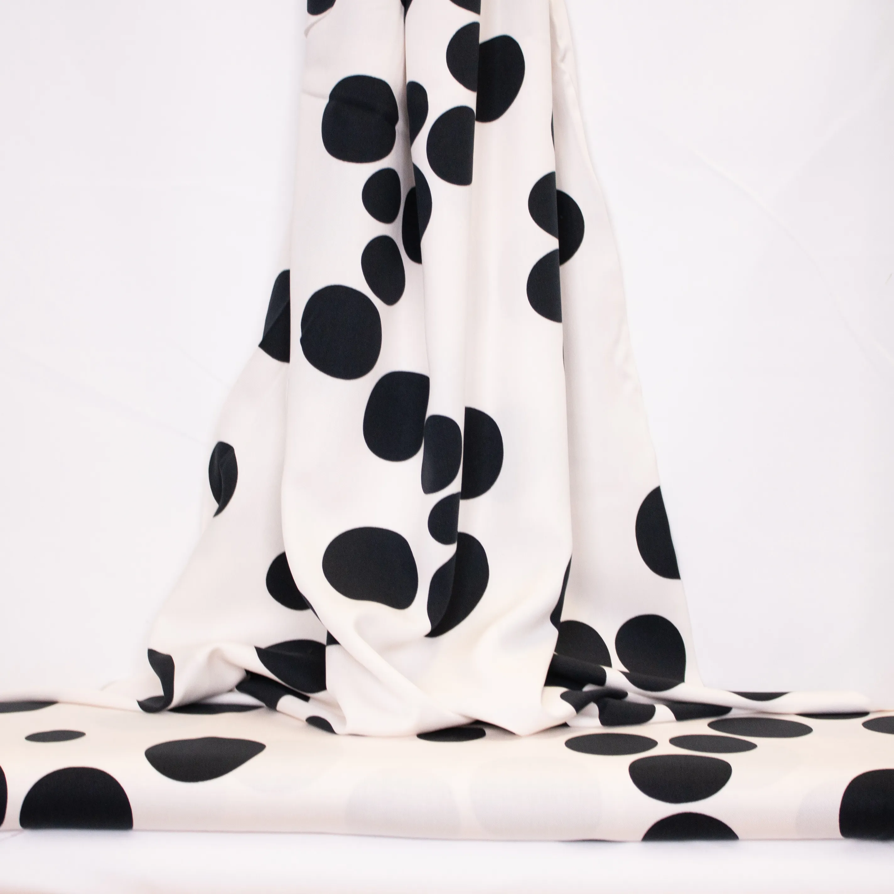 Crèmekleurige ecologische viscose met zwarte bollen - Mind The Maker
