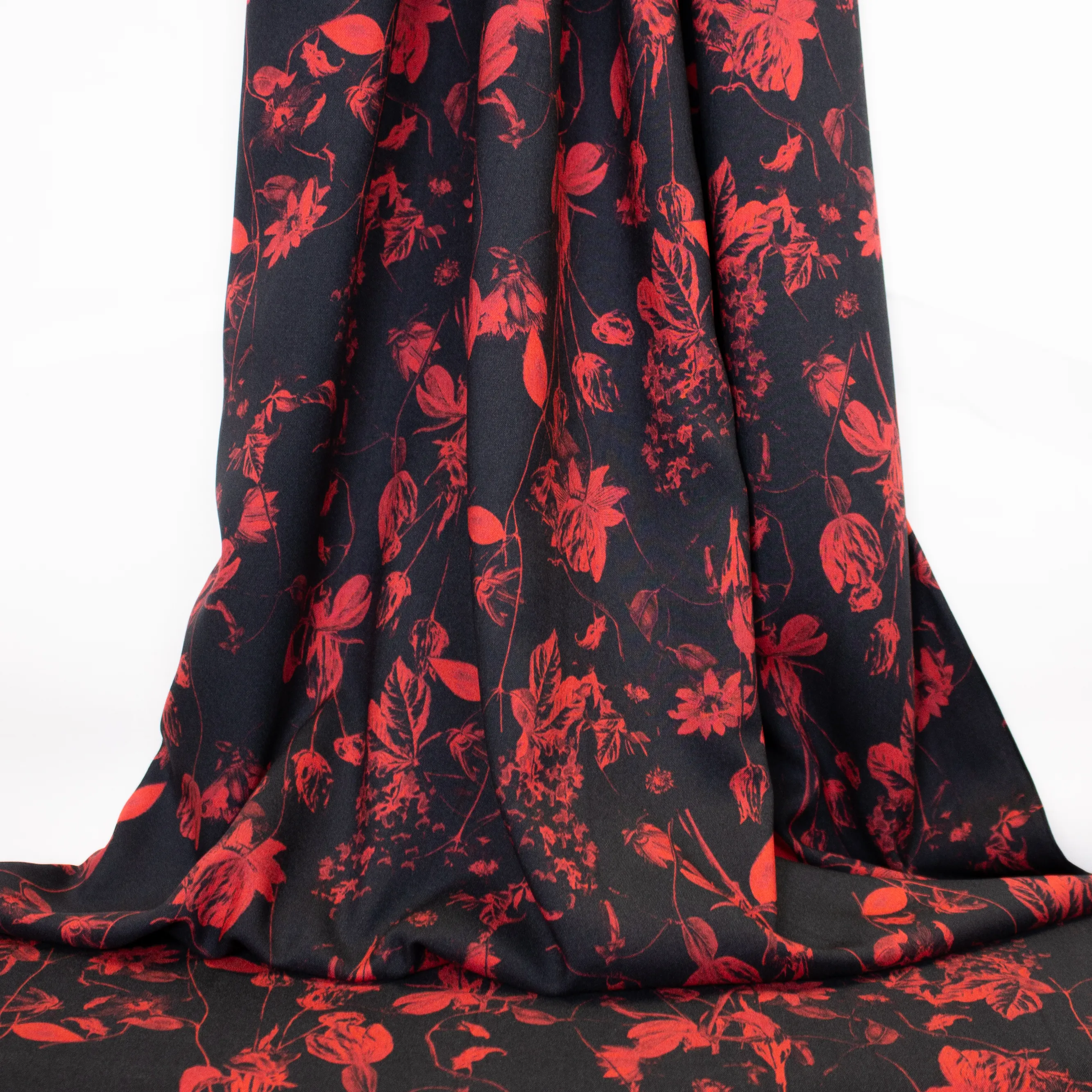 Zwarte viscose met rode bloemen