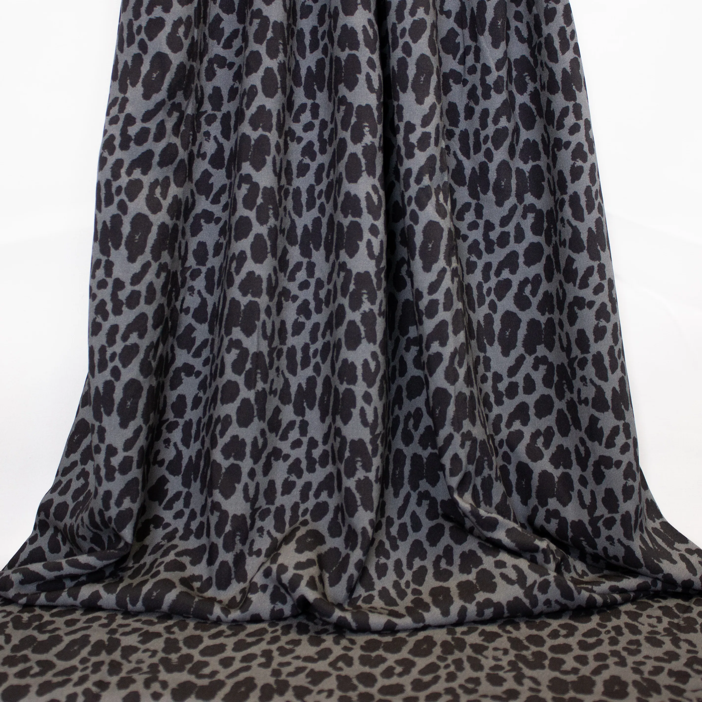 Grijze viscose met zwarte luipaardprint