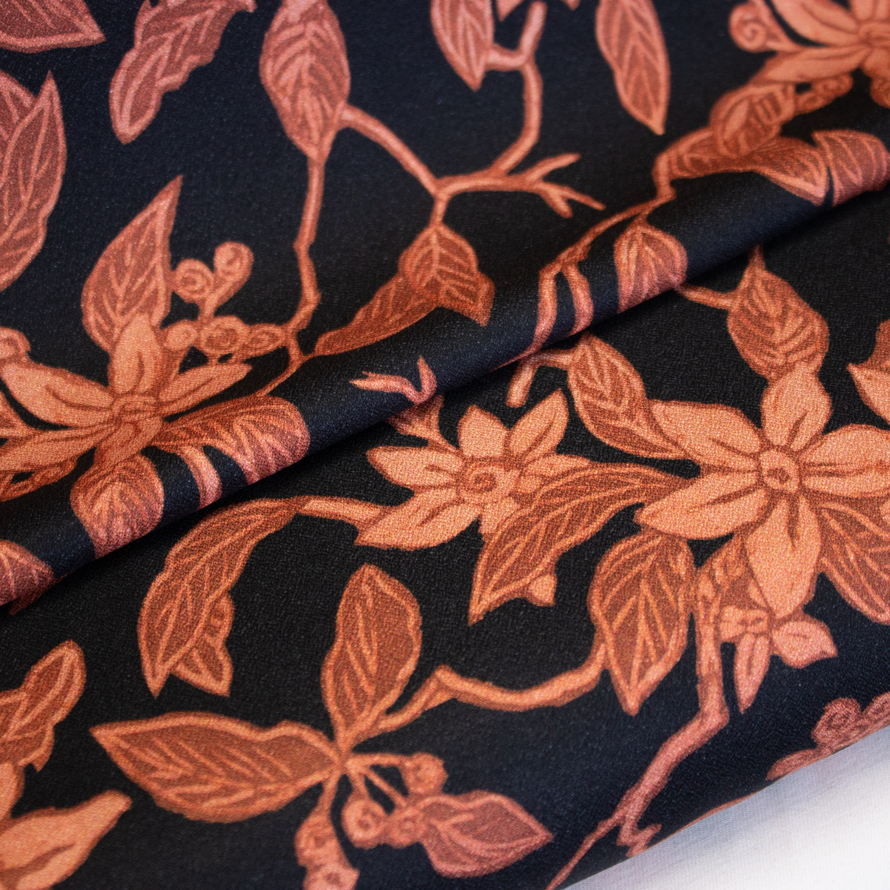 Zwarte viscose crêpe met bloemen in zacht rode tinten