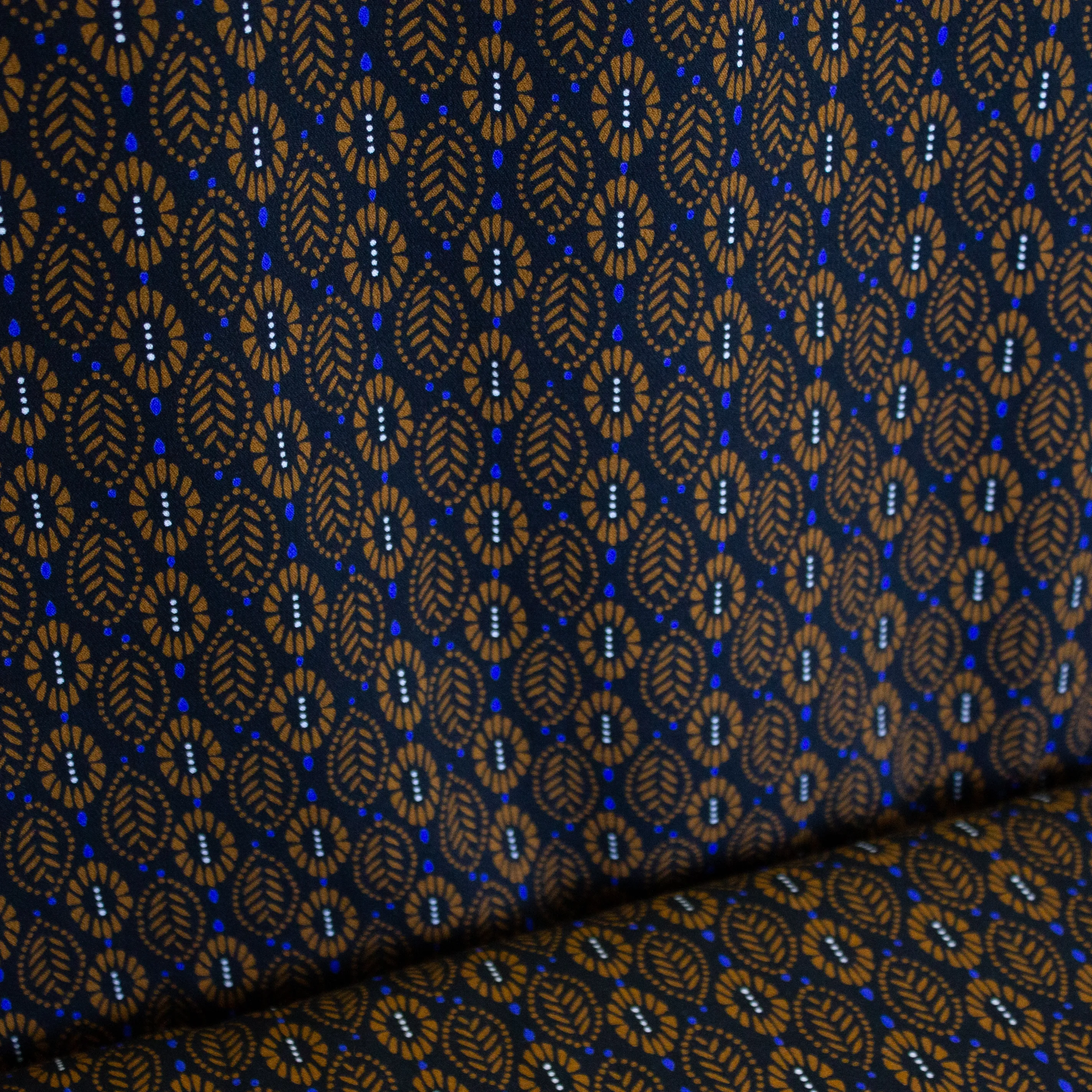 Zwarte viscose met blauw en bruin motiefje