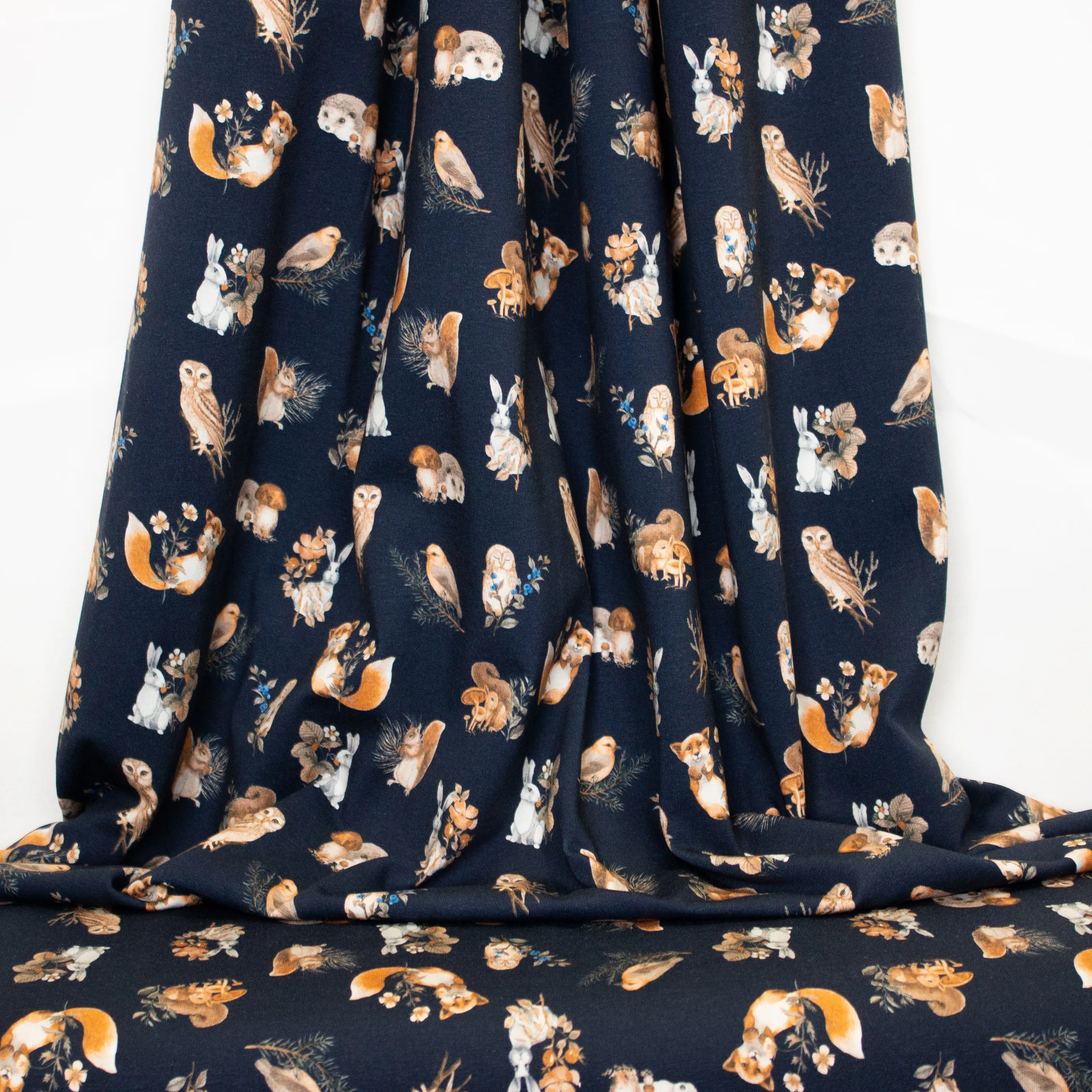 Donkerblauwe tricot met vogels, eekhoorns, konijnen en vossen