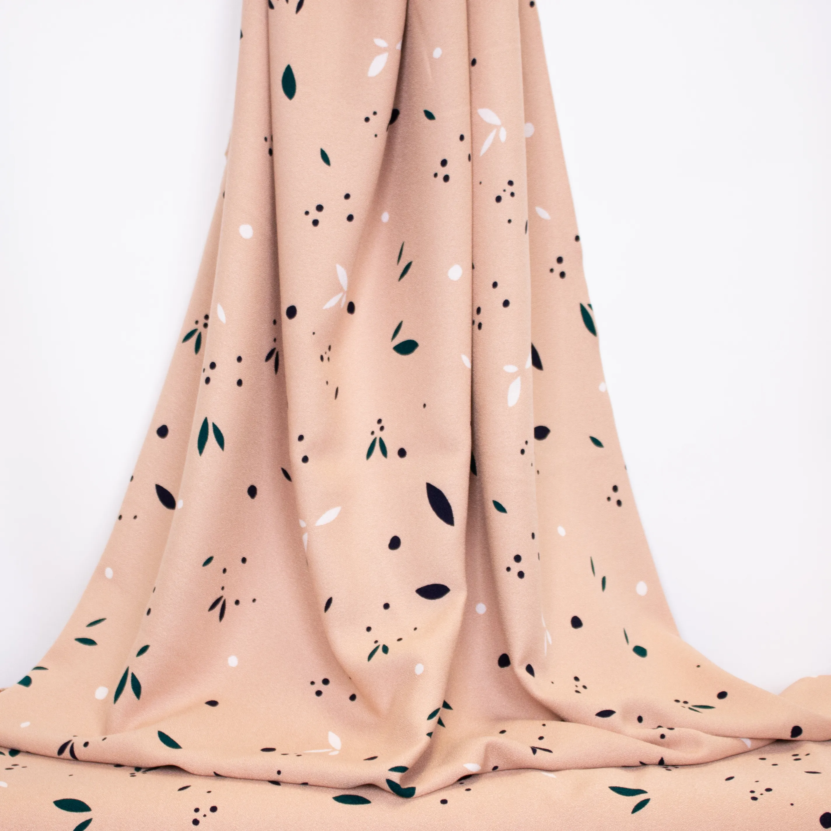 Roze ecovero viscose met zwarte en witte spatten en blaadjes - Mind The Maker