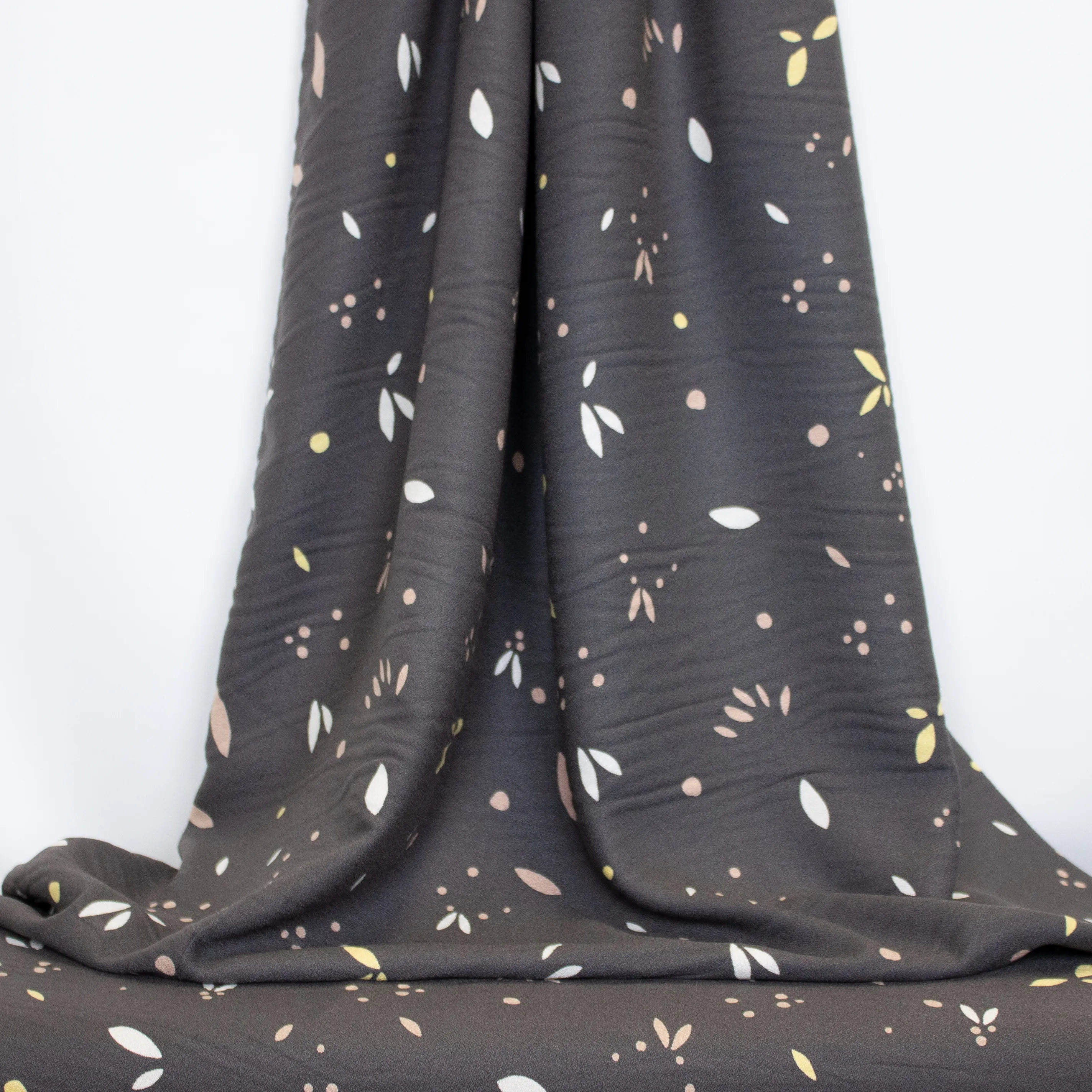 Grijze ecovero viscose met spatten en blaadjes - Mind The Maker