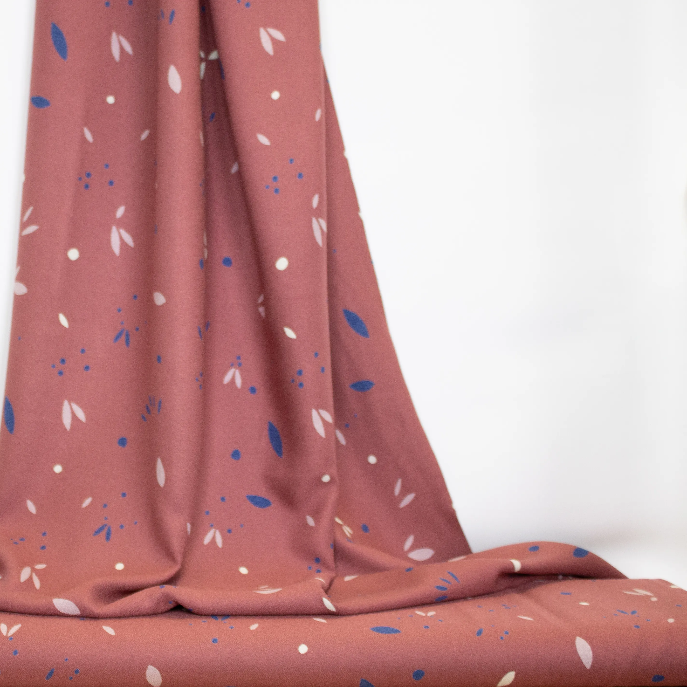 Roze ecovero viscose met blauw en witte spatten en blaadjes - Mind The Maker