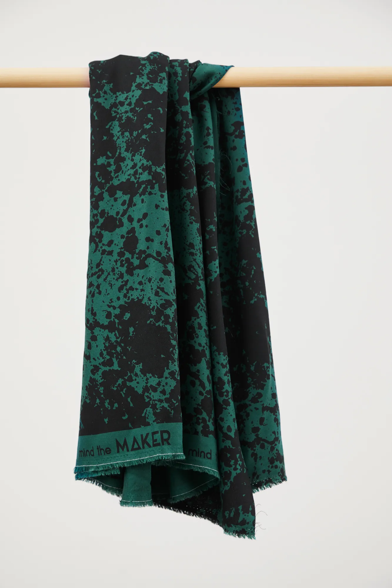 Groene ecovero viscose 'Shadow Splash Bottle Green' met spatten - Mind The Maker