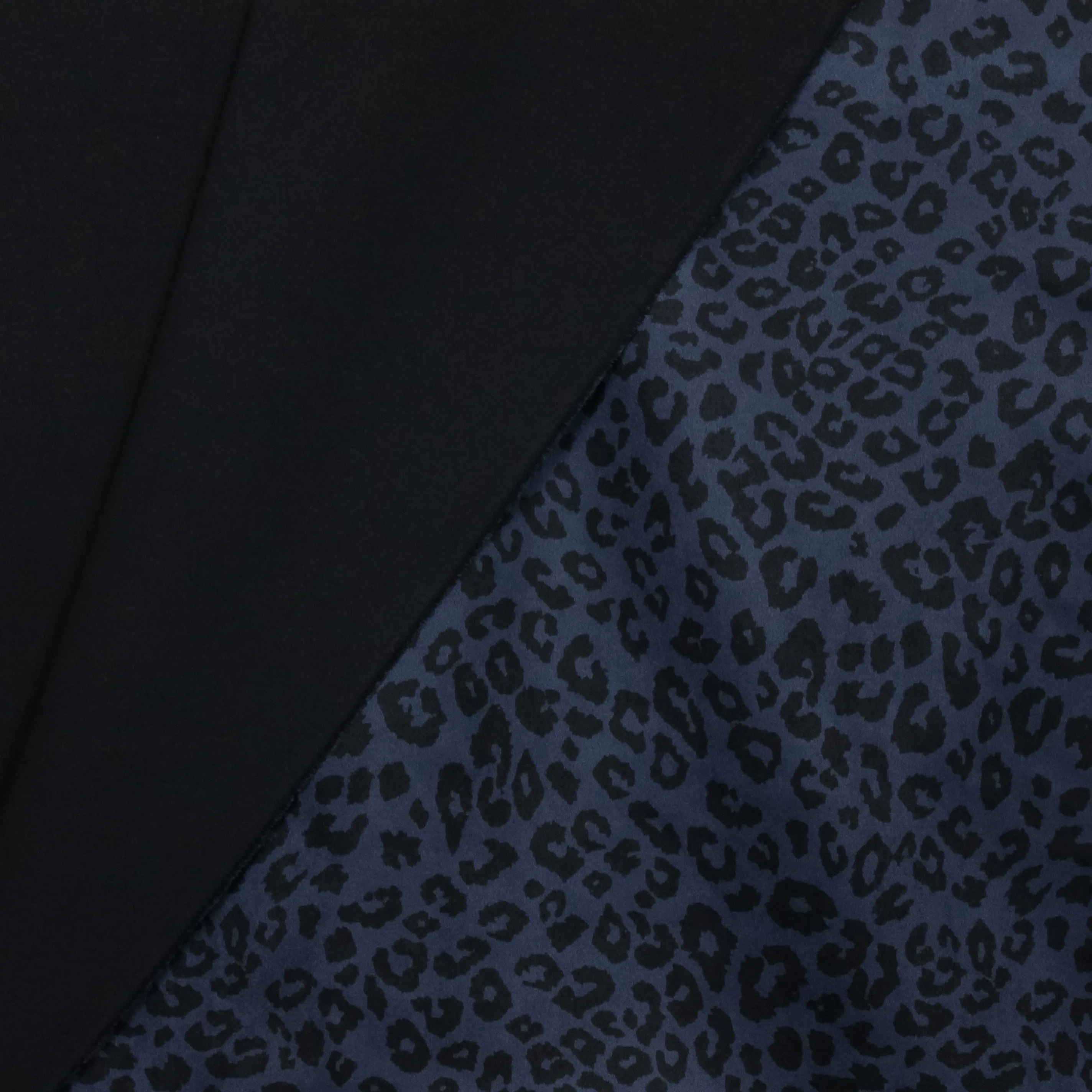Stretch imitatiedaim blauw met luipaardpatroon
