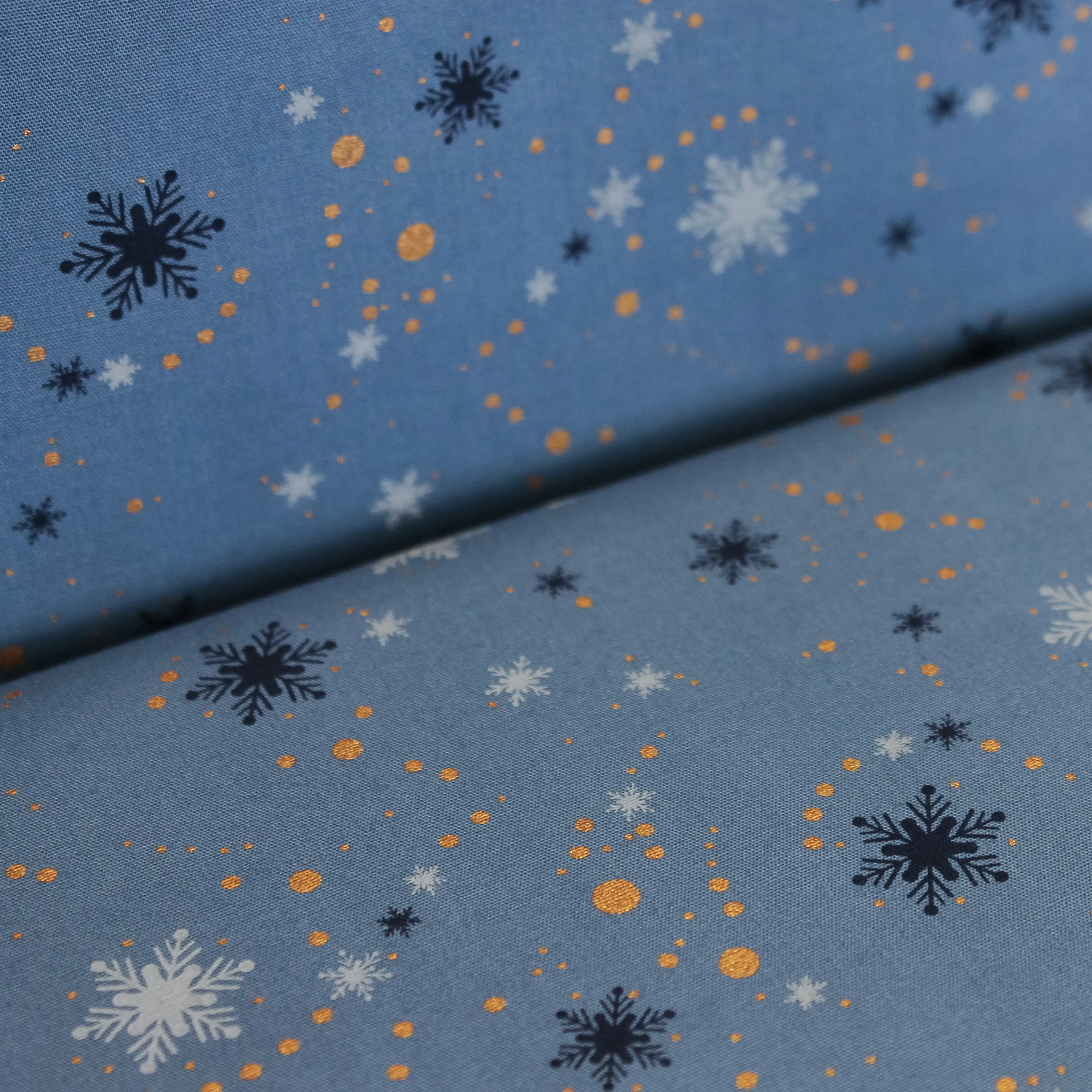 Blauwe Katoen met Sneeuwvlokjes en Gouden Bolletjes