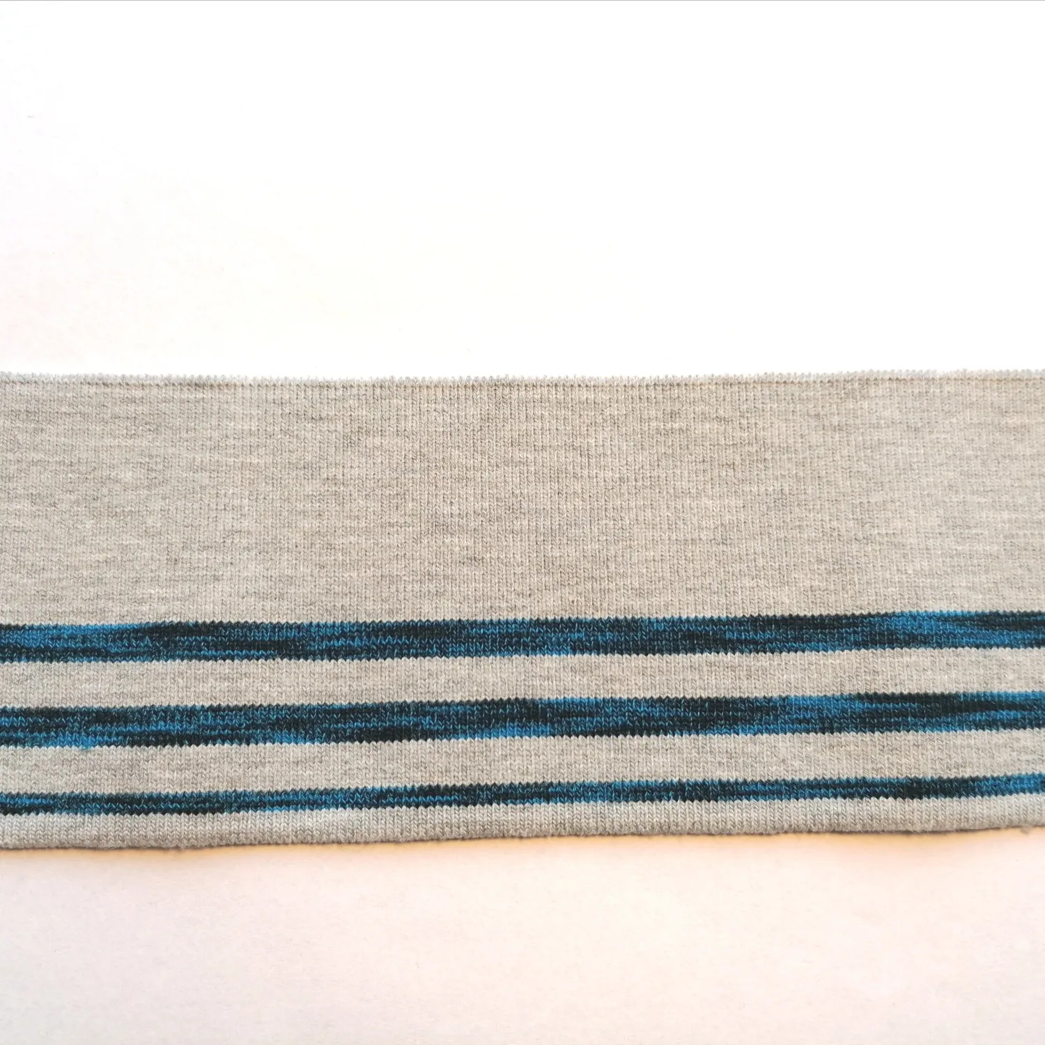 Grijze cuff (boordstof) met blauw/zwarte strepen