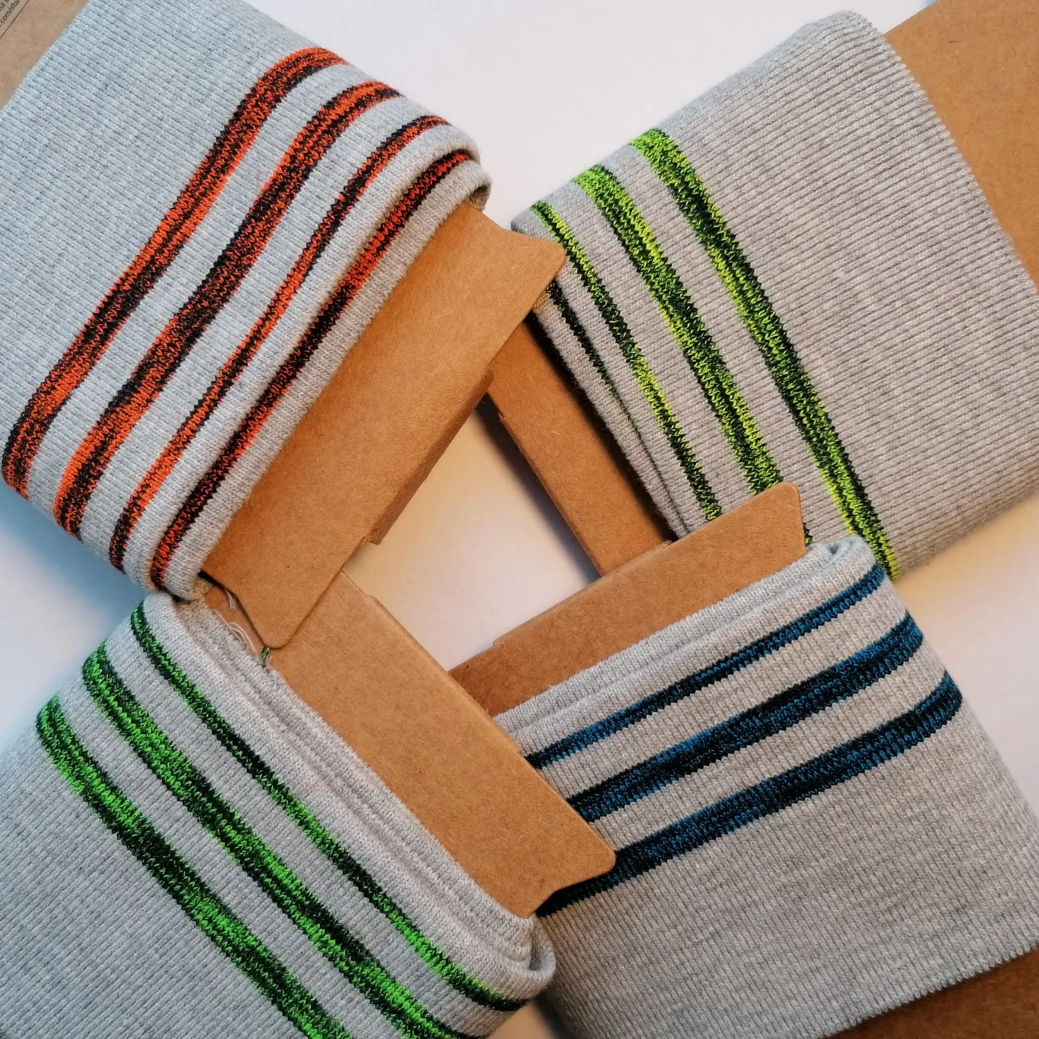 Grijze cuff (boordstof) met blauw/zwarte strepen