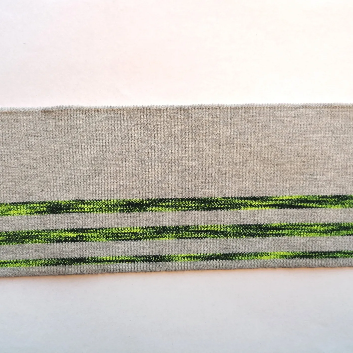 Grijze cuff (boordstof) met fluo geel/zwarte strepen