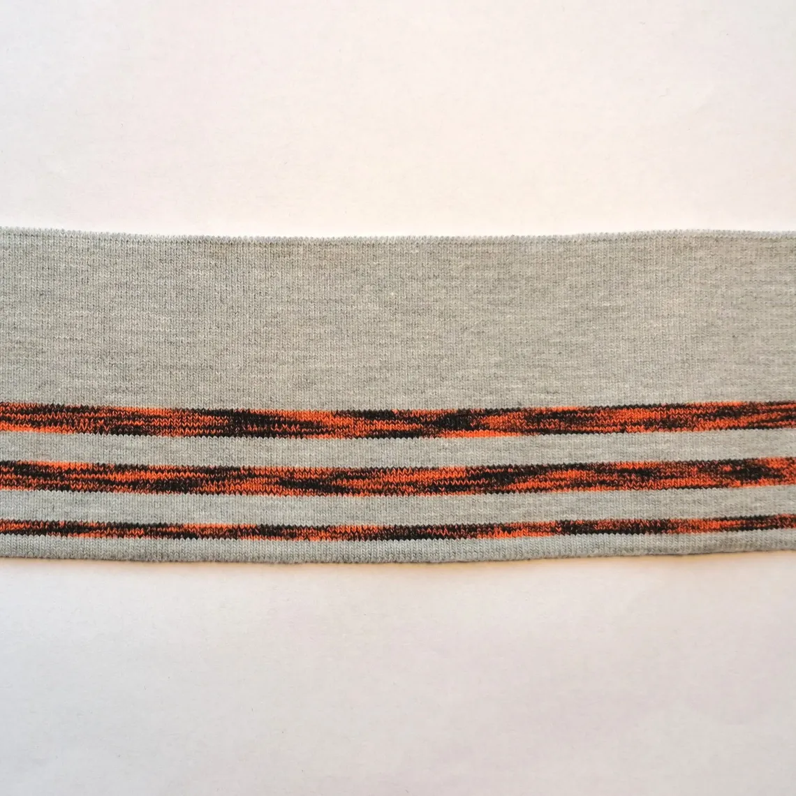 Grijze cuff (boordstof) met fluo oranje/zwarte strepen