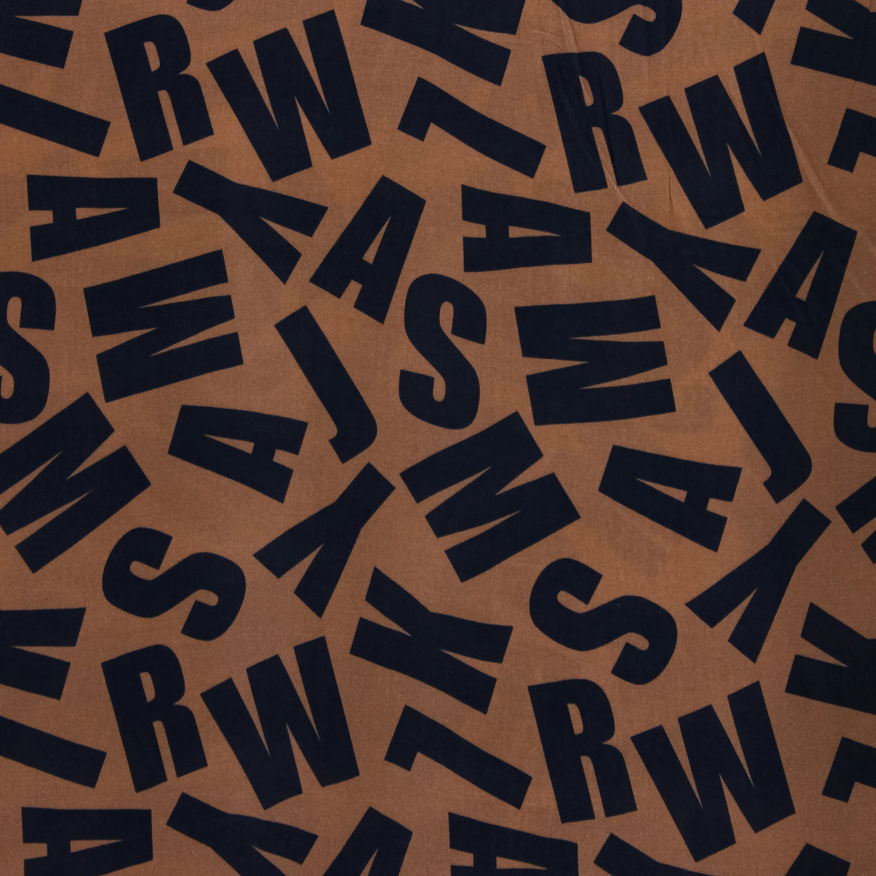 Bruine viscose met zwarte letters