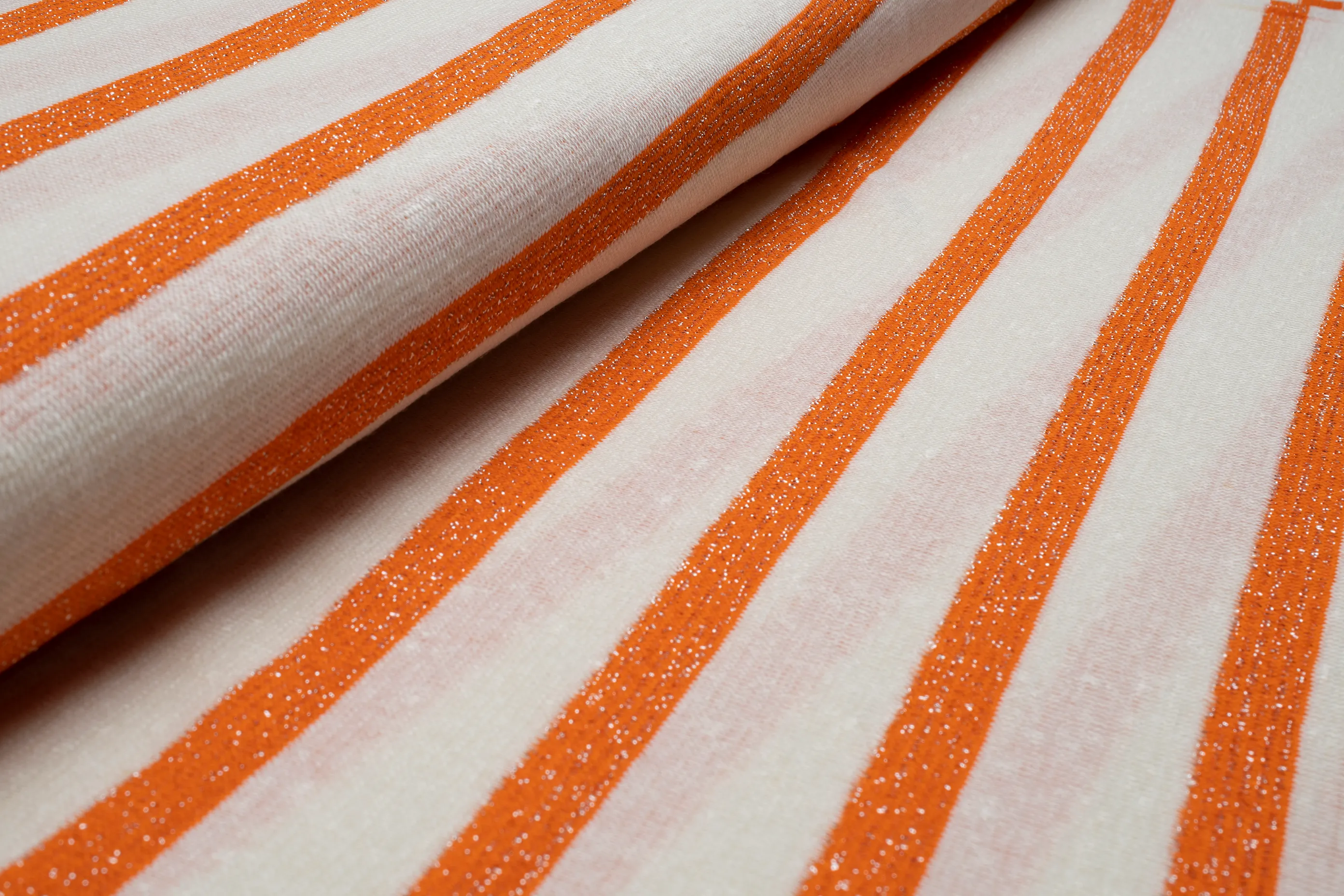 Wit-oranje breisel met zilver - Knipmode Collectie Lente-Zomer 2022