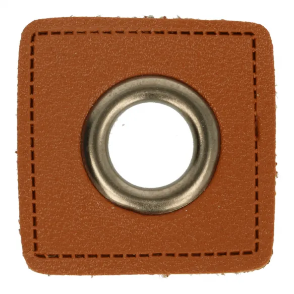Nestelogen (nikkel 11 mm) op bruin imitatieleder vierkant (40 mm)