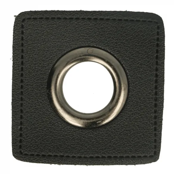 Nestelogen (nikkel 8 mm) op zwart imitatieleder vierkant (28 mm)