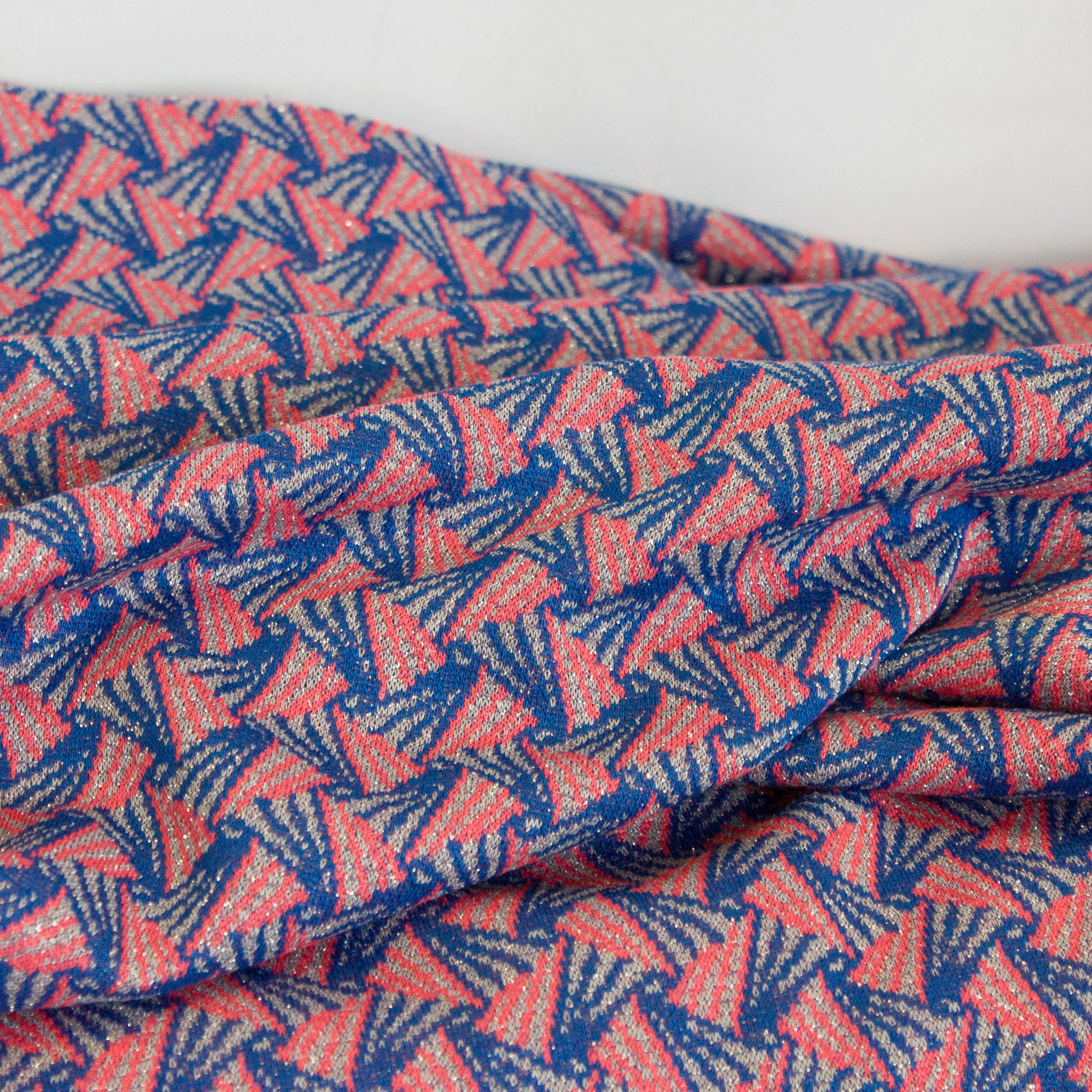 Viscose jacquard blauw met geometrische driehoeken met lurexdraad - A La Ville