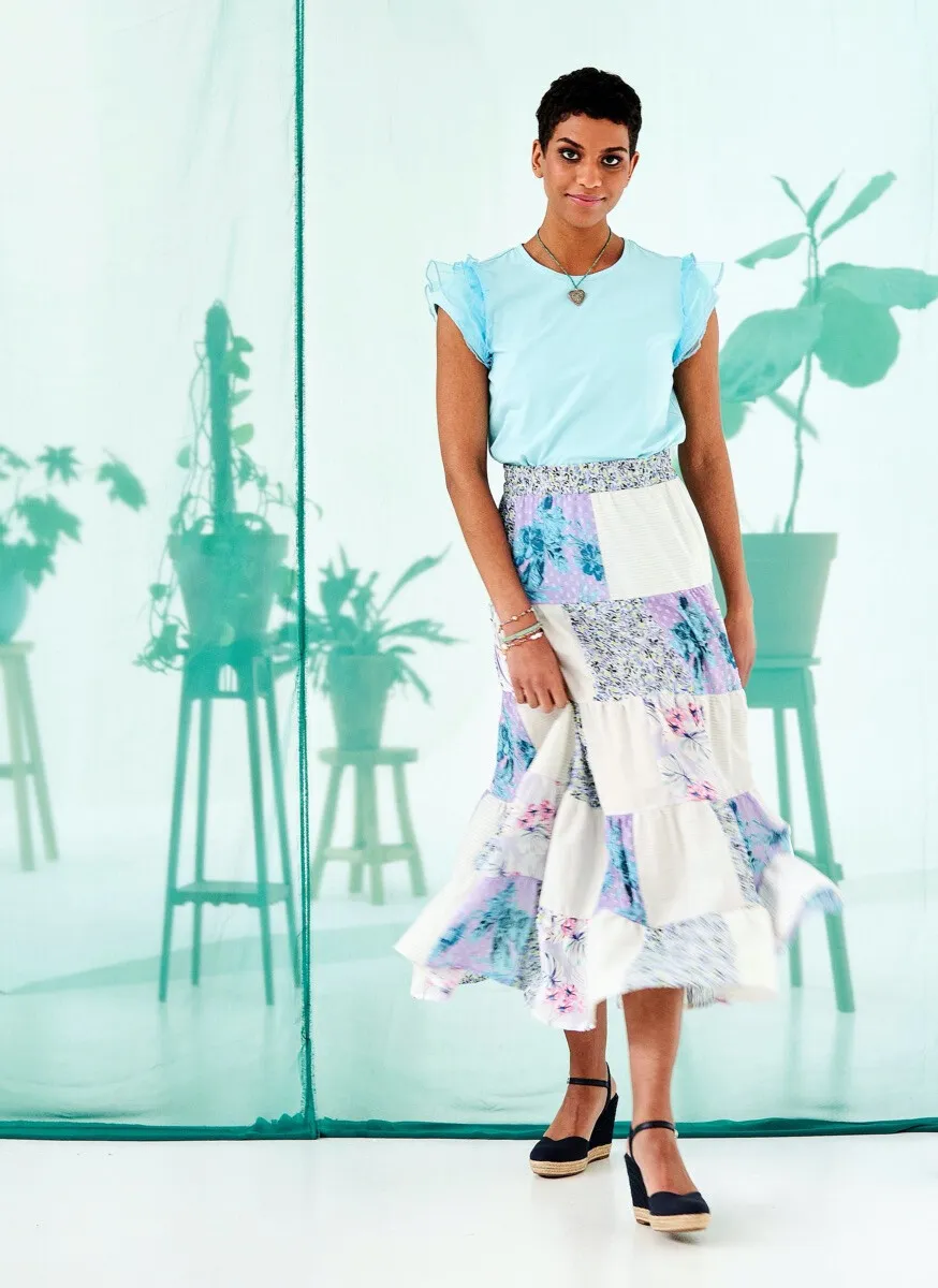 Lila polyester voile met turquoise bloemen - Knipmode