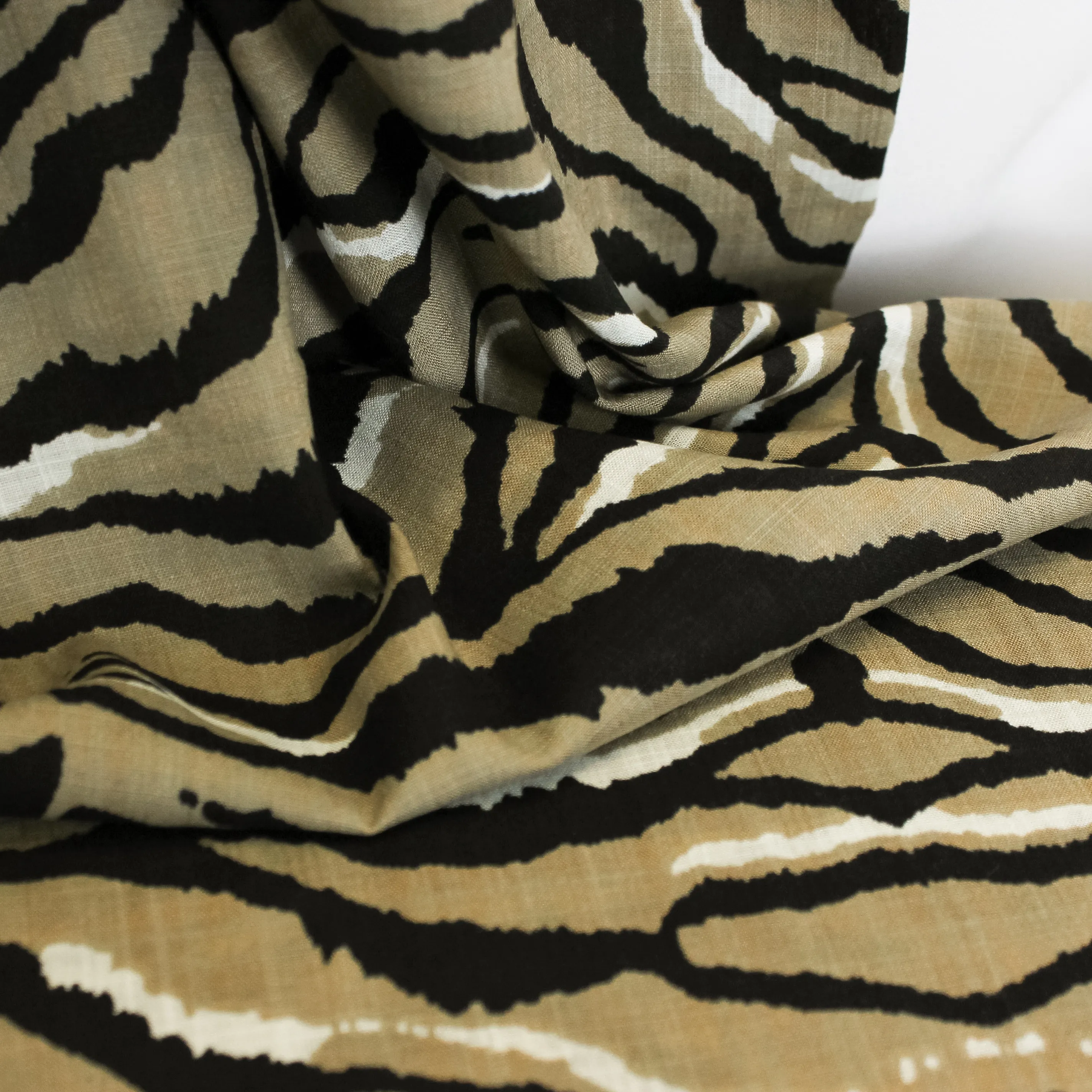 Bruine katoen / viscosemengeling met dierenprint - B*Trendy