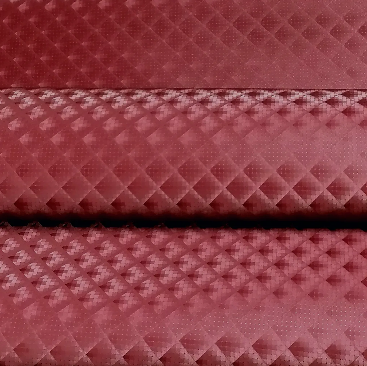 Bordeaux imitatieleer (PU leer) met diamant motief met stoffen achterzijde