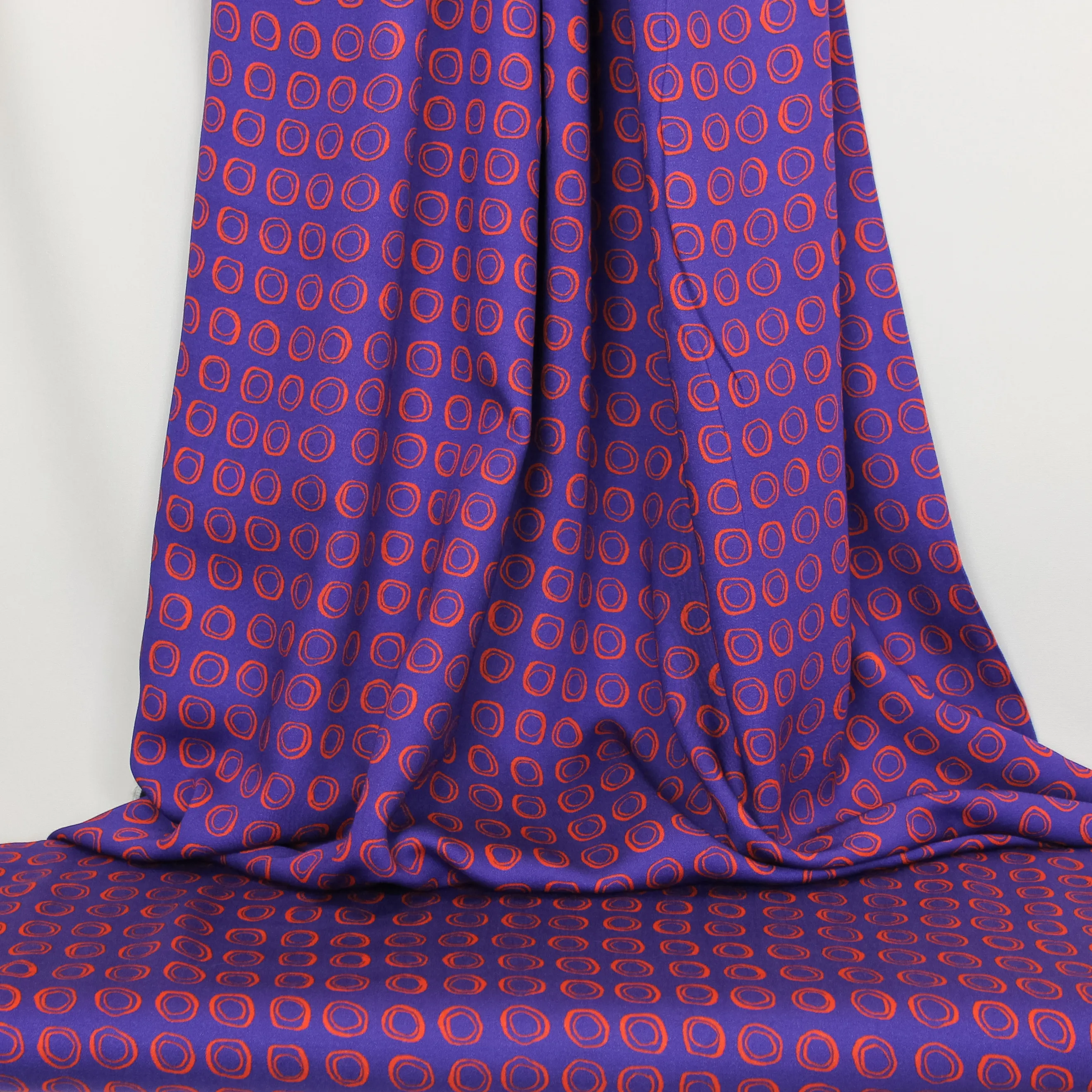 Paarse viscose met kleine oranje dubbele cirkels