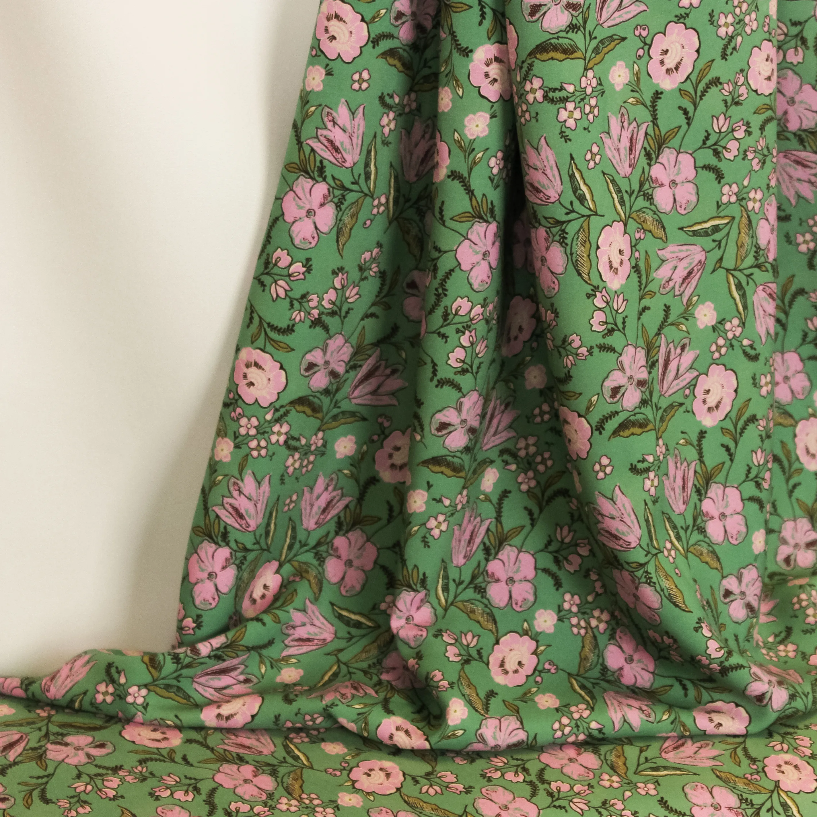 Groene viscose met roze bloemen - Atelier Jupe