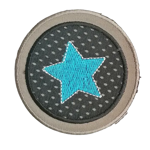 Opstrijkbare applicatie - turquoise ster in grijze ronde - 6,6 cm