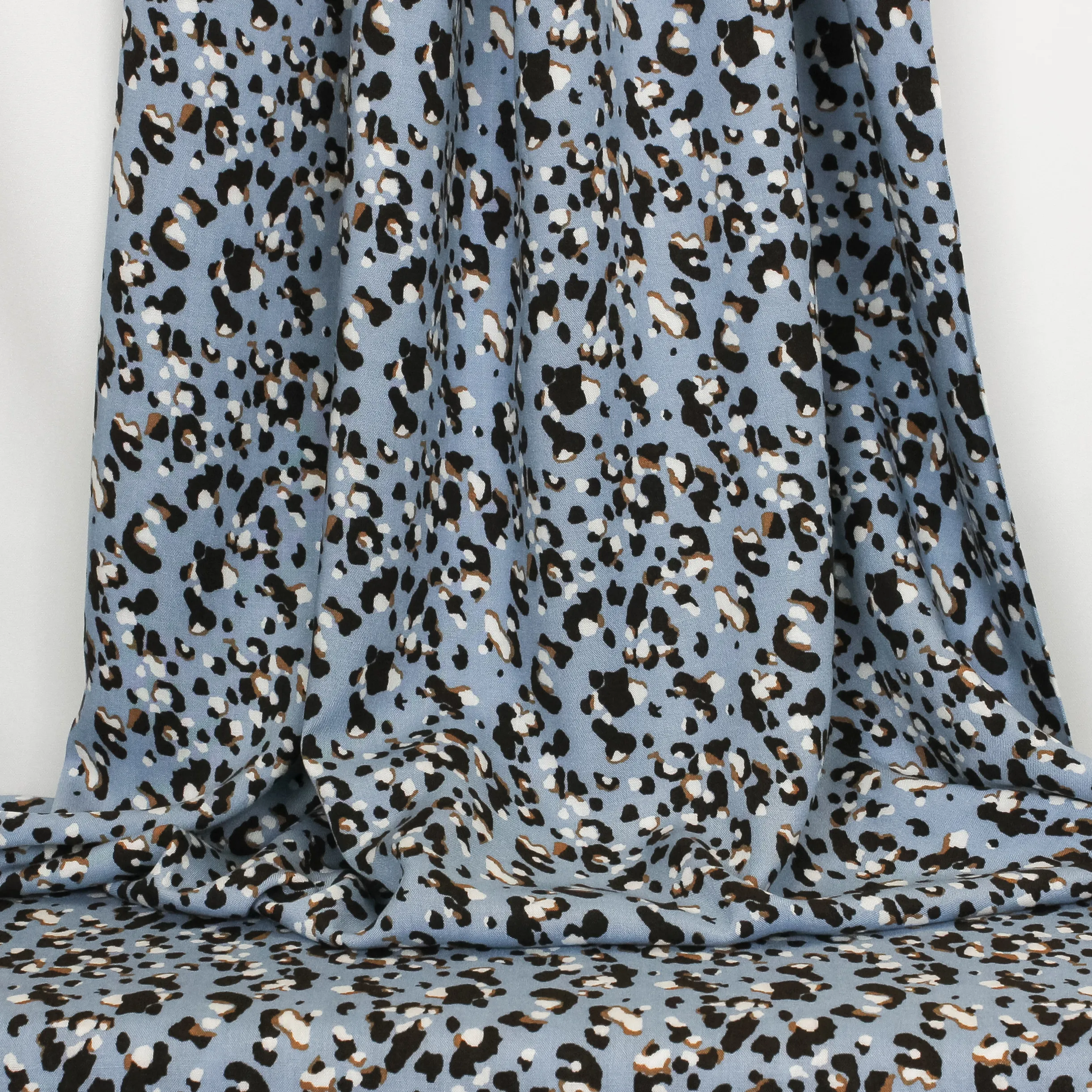 Dusty blue viscose met dierenprint/ panterprint
