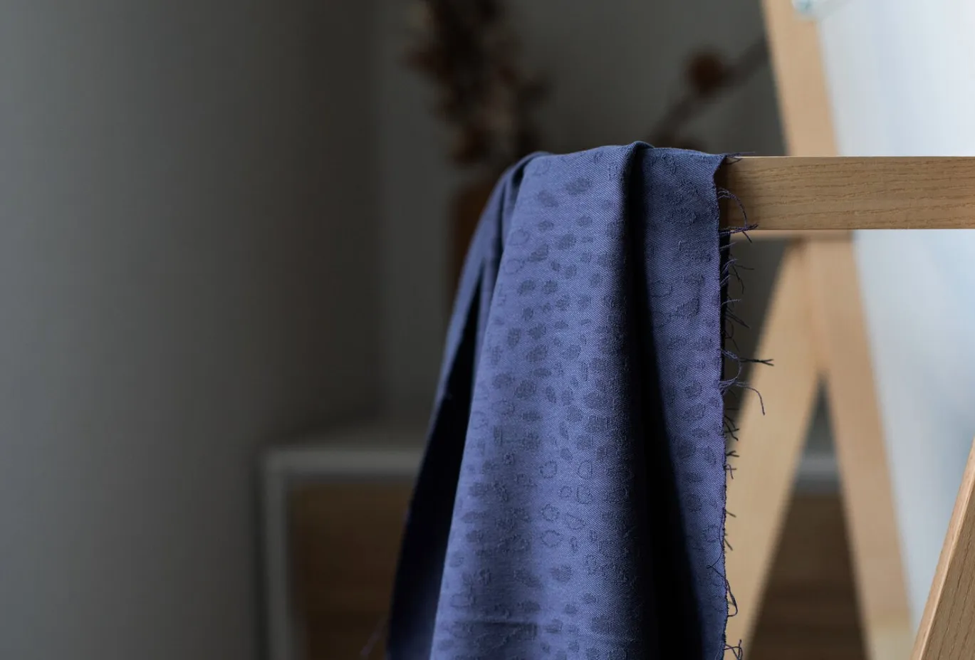 Donkerblauwe licht rekbare tencel jacquard - 'blueberry' - Meet Milk