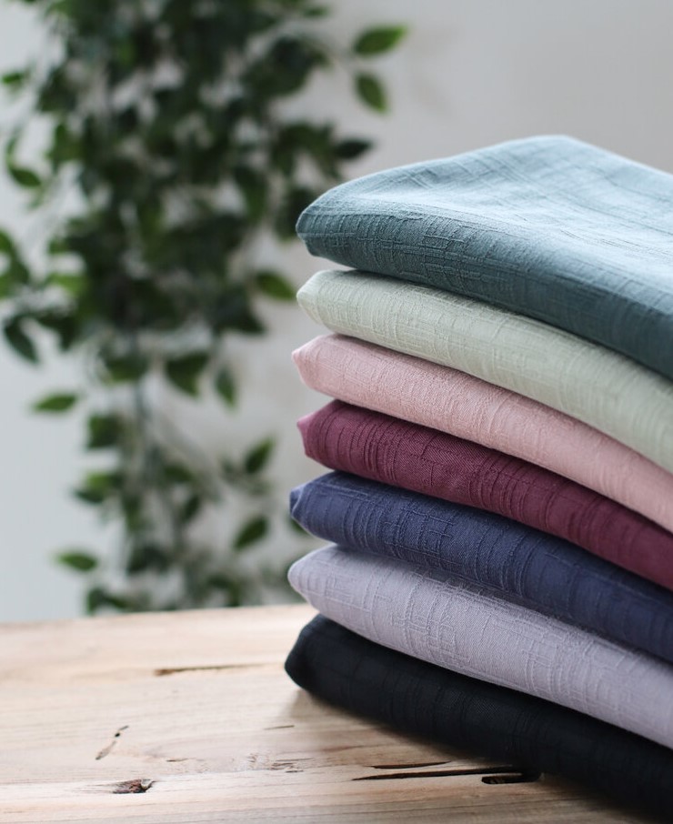Groene licht rekbare tencel jacquard -  'grunge jacquard deep green' van Meet Milk