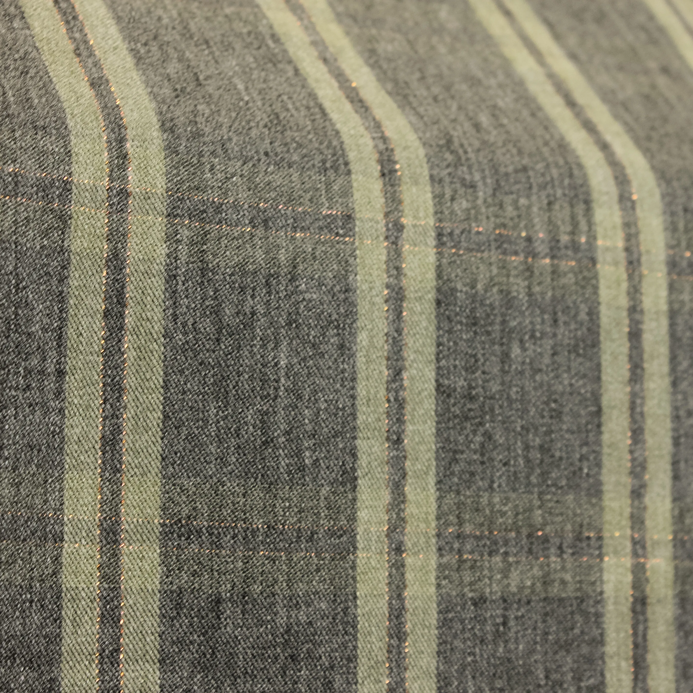 Viscose grijs met kaki strepen, subtiele glinstering