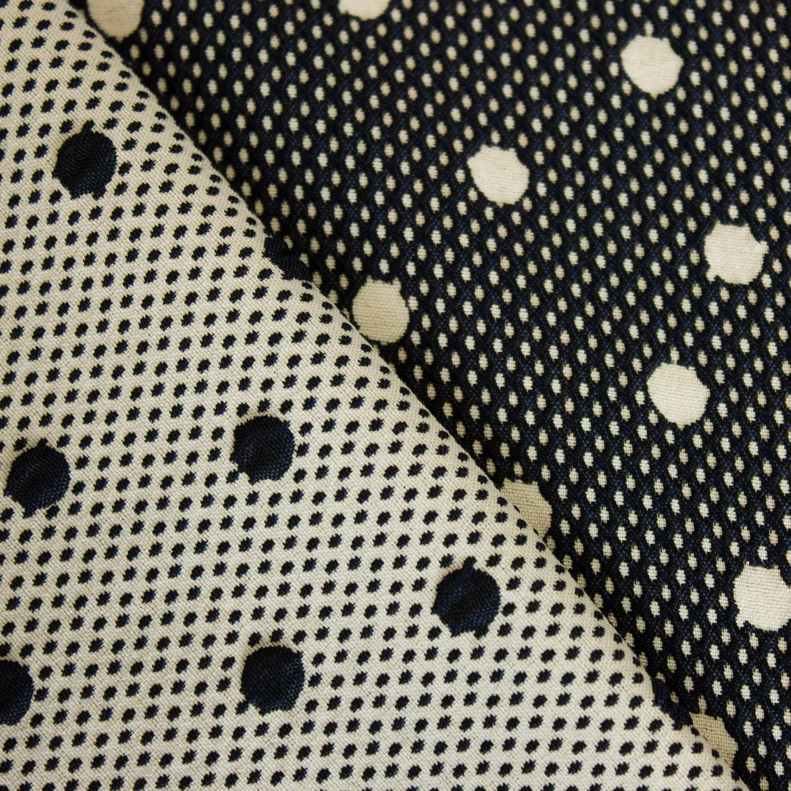 Jacquard polyester donkerblauw / grijs met bollen