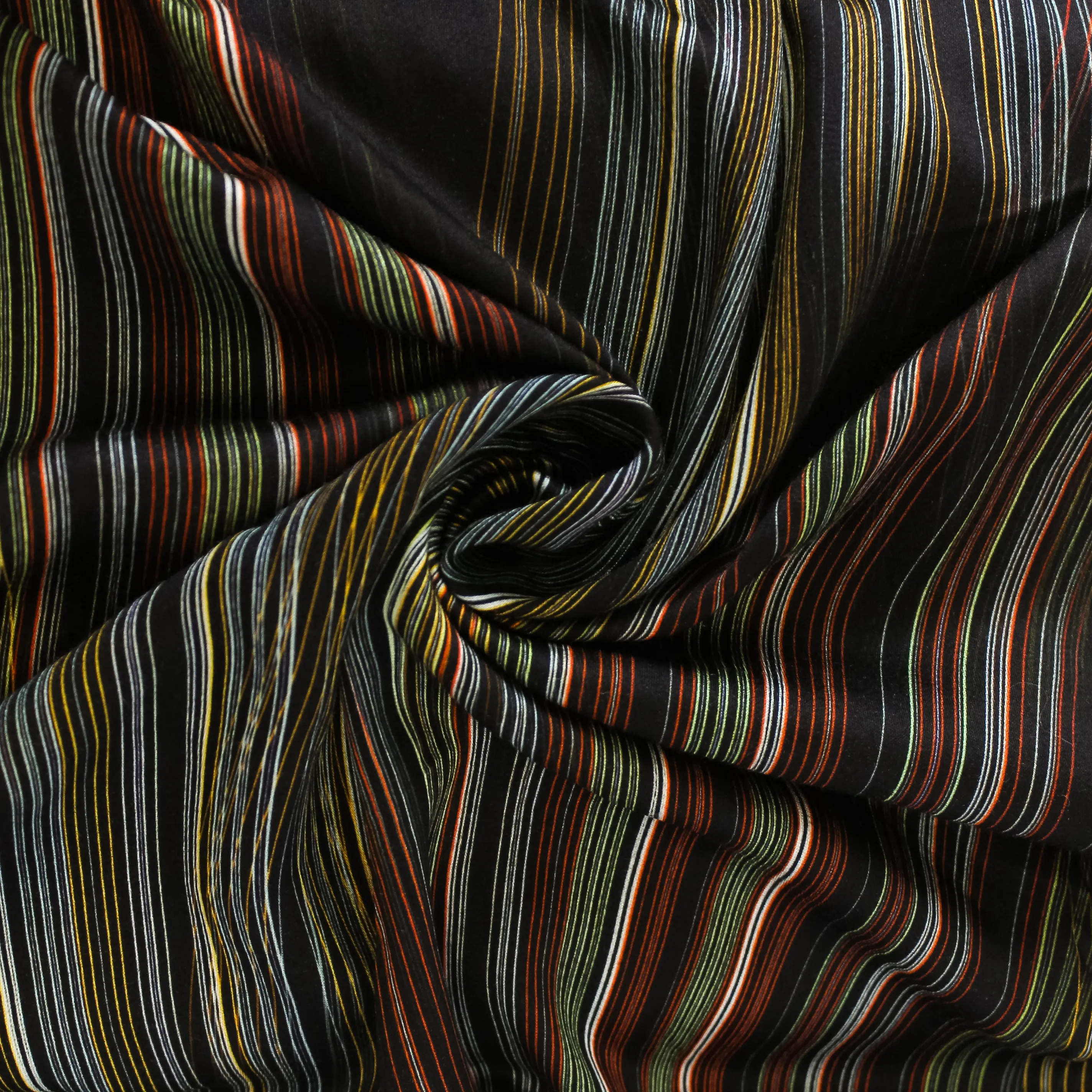 Viscose zwart met gekleurde lijnen