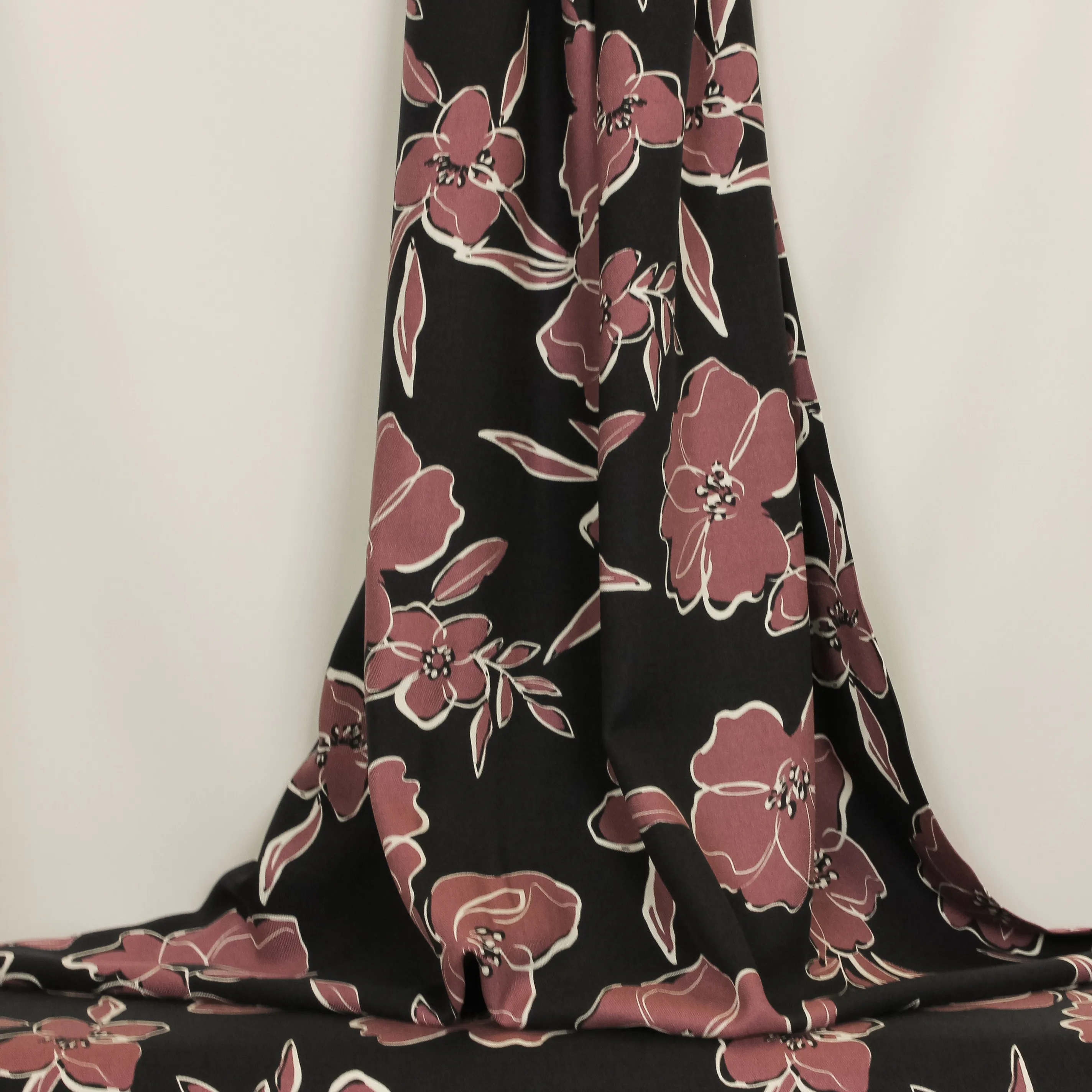 Viscose twill zwart met aubergine bloemen