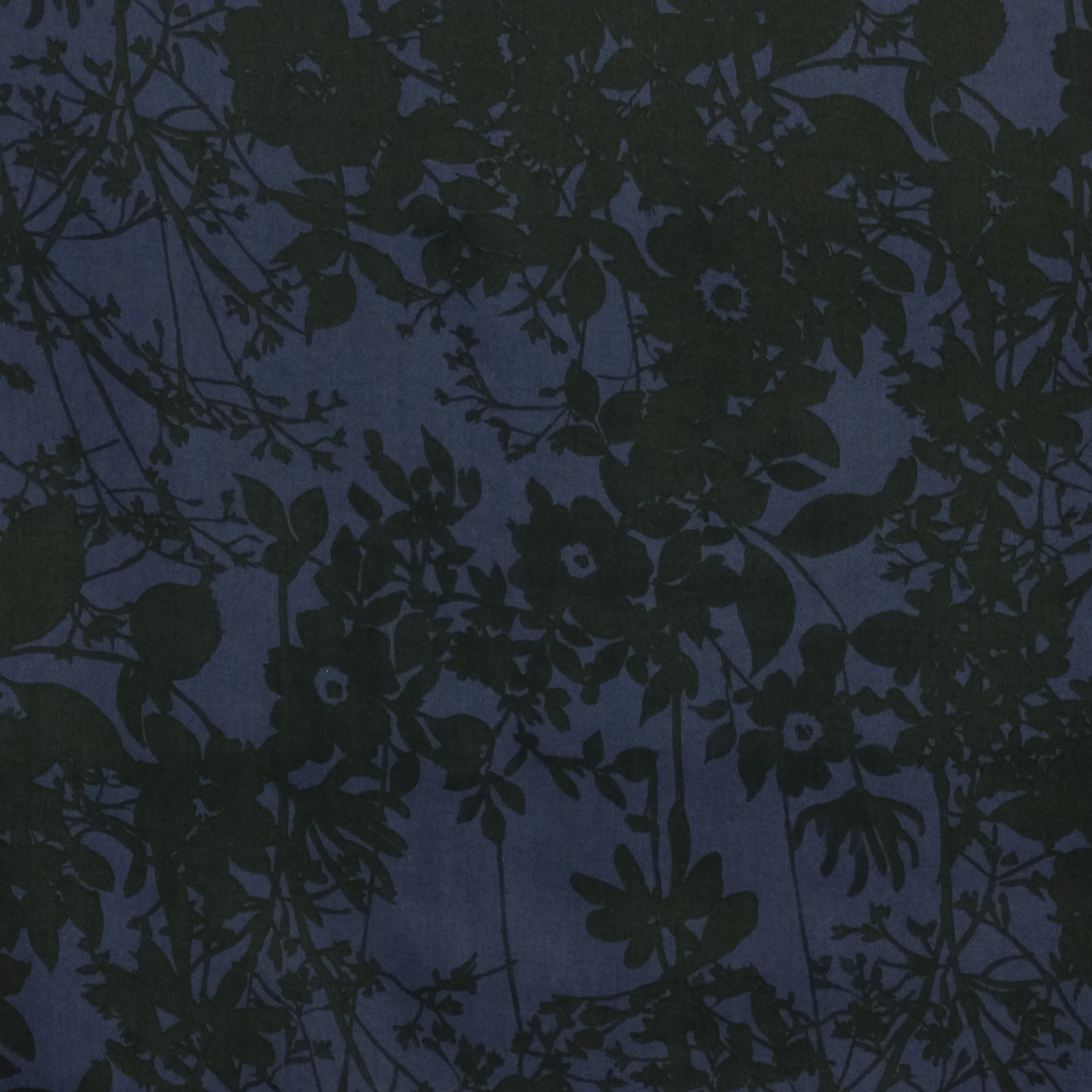 Tencel donkerblauw met zwarte takken en bloemen - Stitched by You