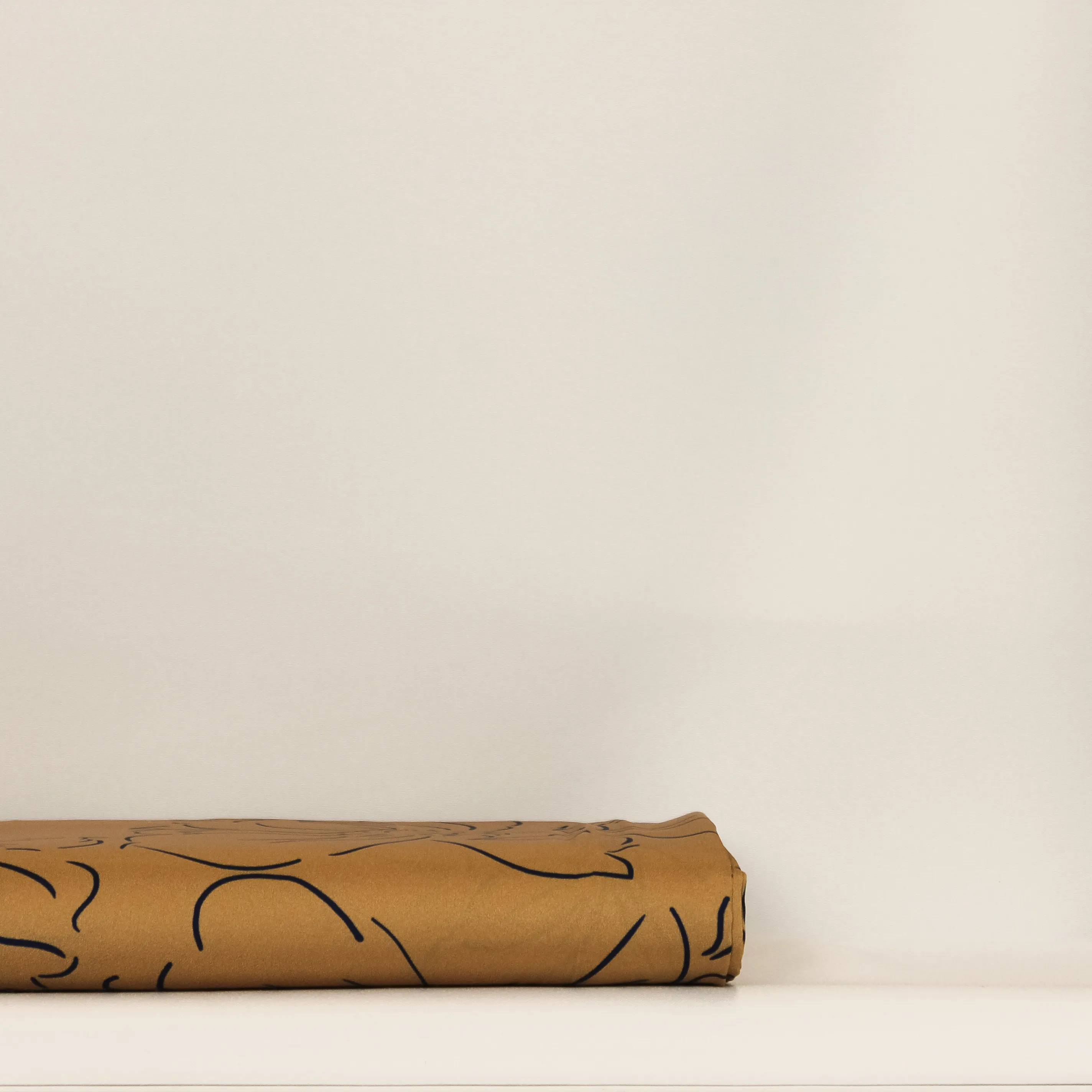Polyester stretch camel met blauwe bloemen - Burda