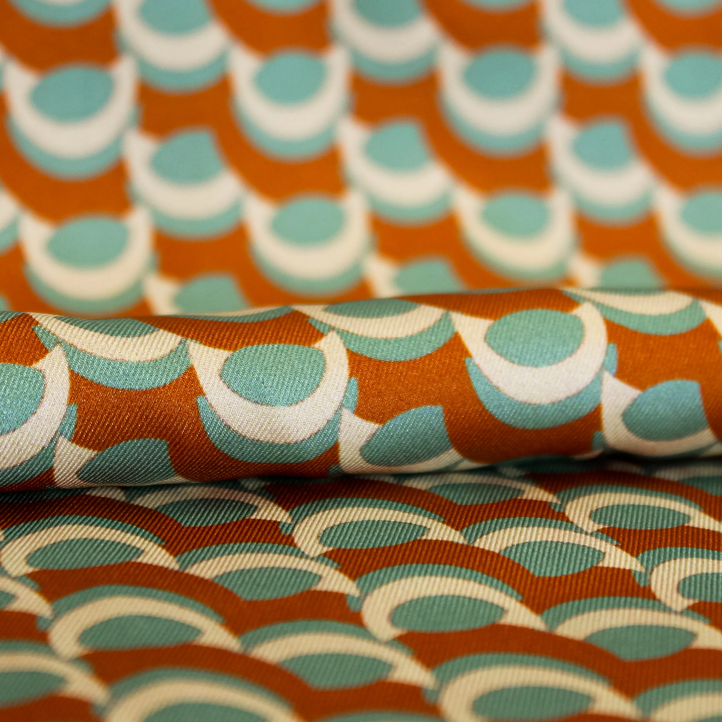 Polyester met retro motief in bruin, turquoise en blauw