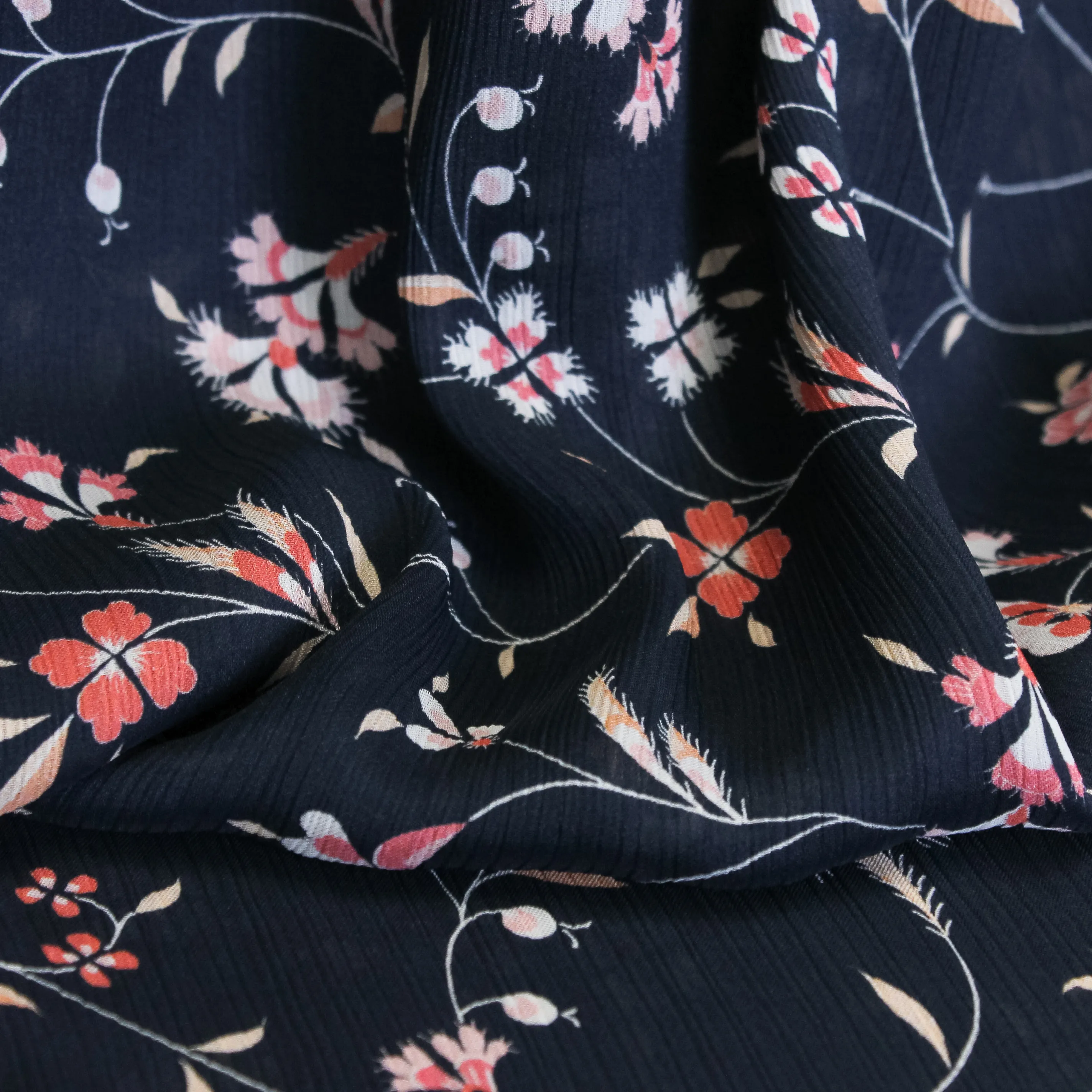 Blauwe polyester voile met bloemen