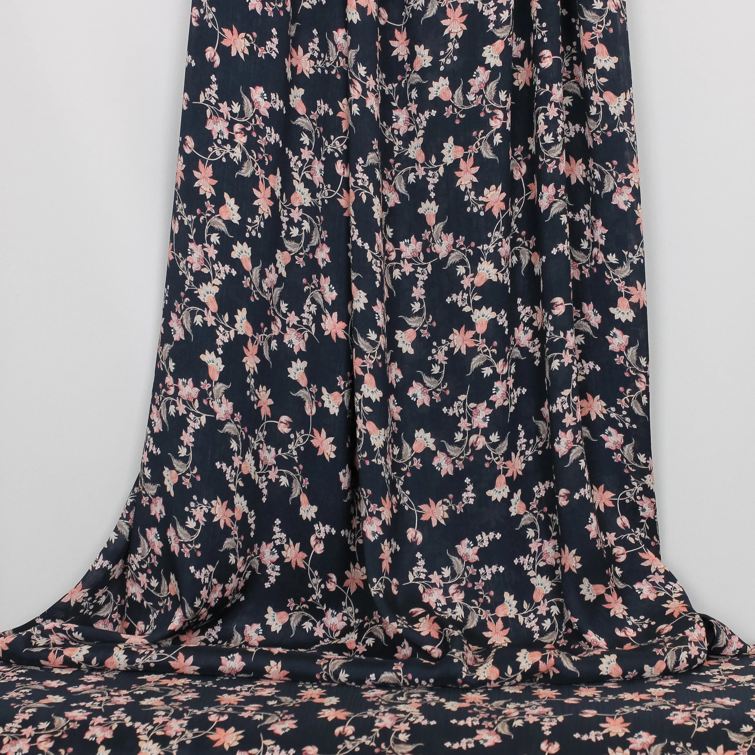 Doorschijnende zwarte polyester voile met roze bloemen