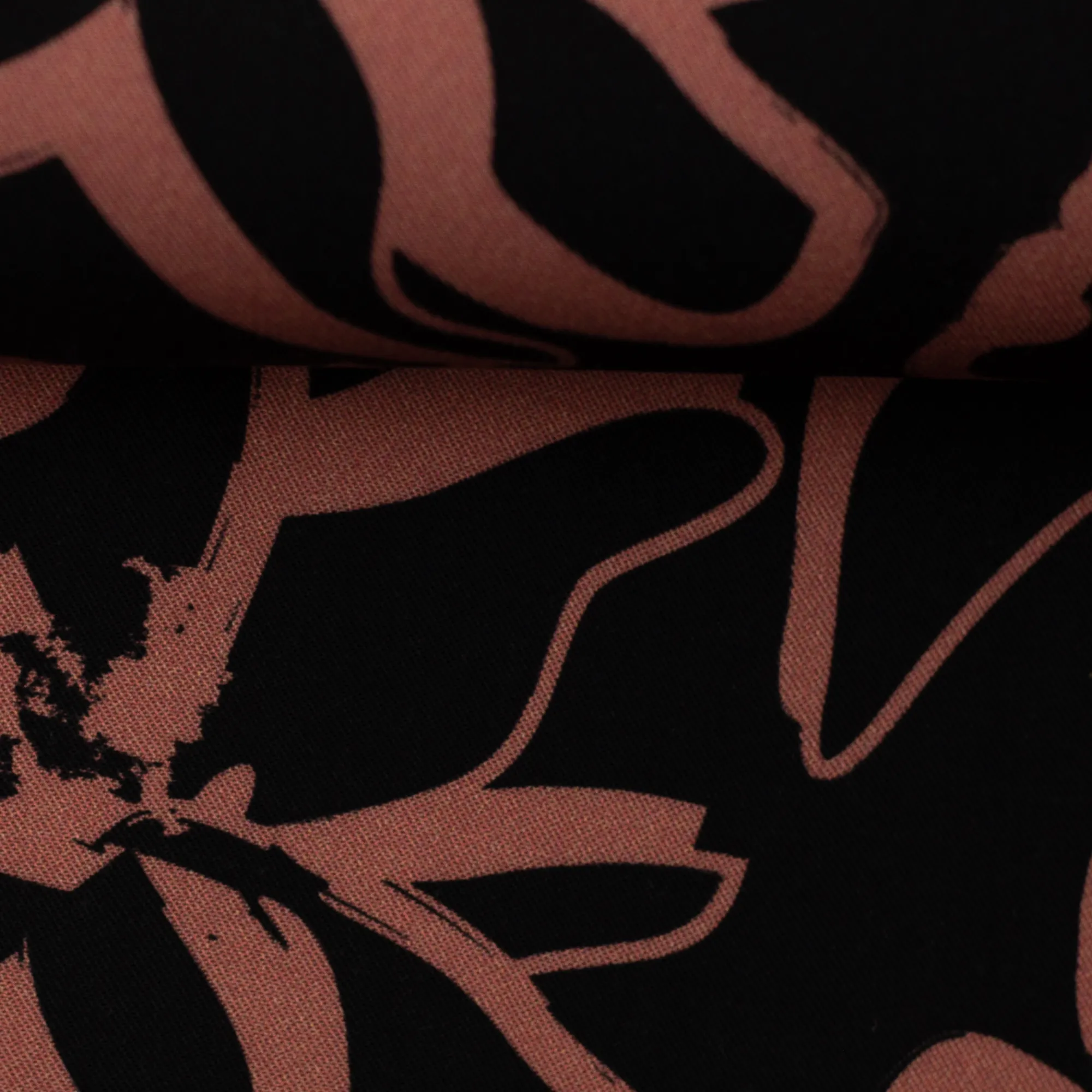Viscose zwart met roze bloemen Amalia