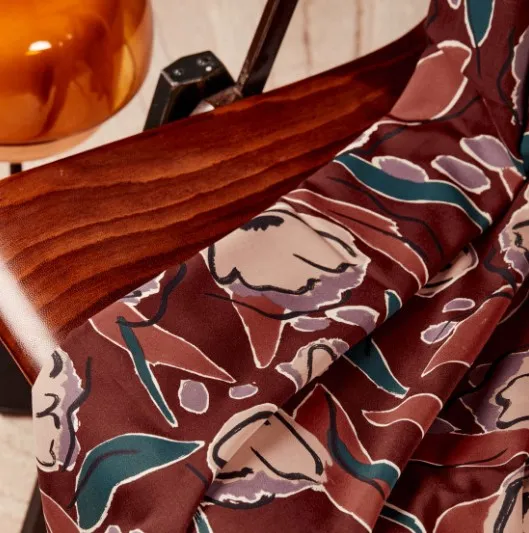 Viscose ecovero bordeaux met bloemen - Atelier Brunette