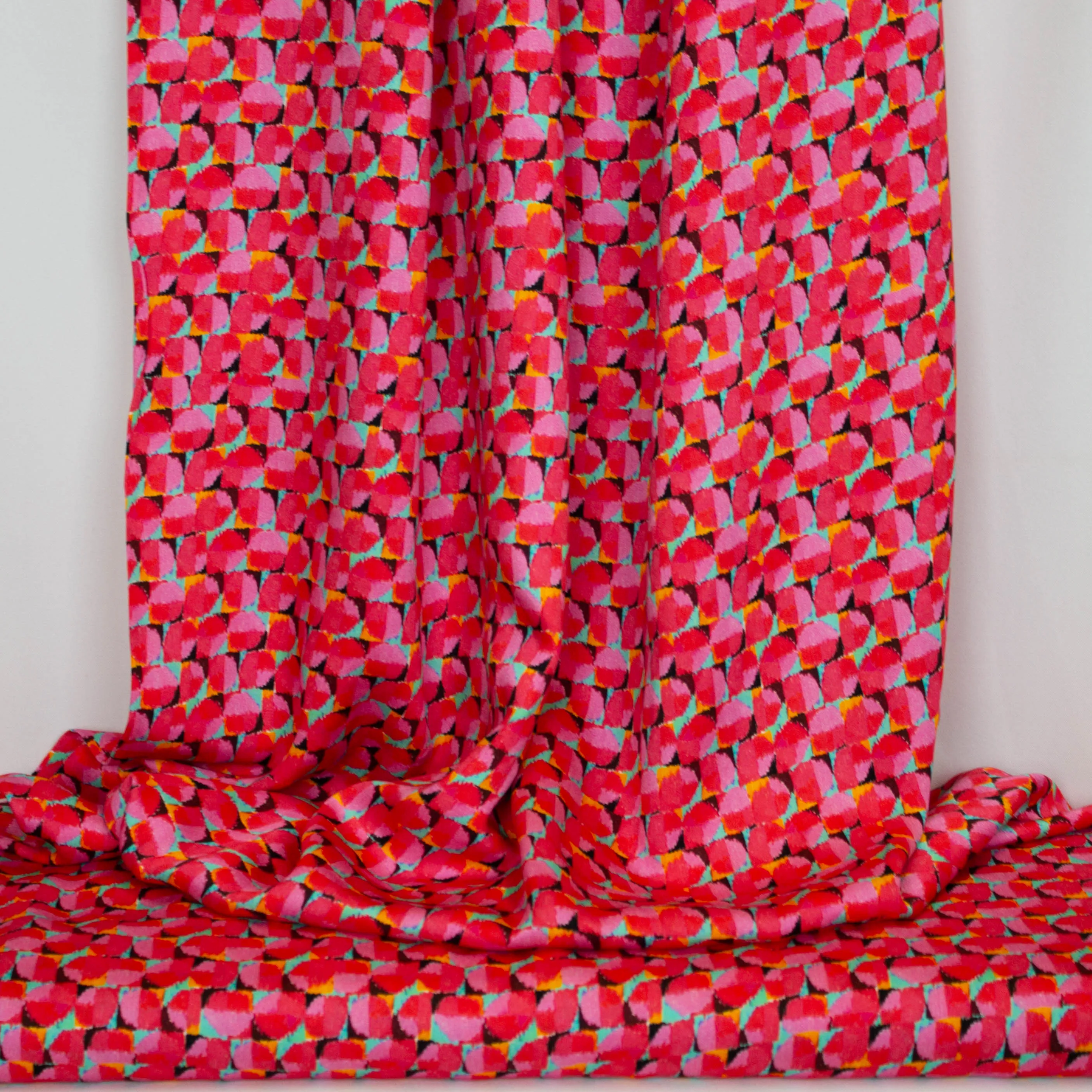 Viscose met rood en roze abstracte print - A La Ville